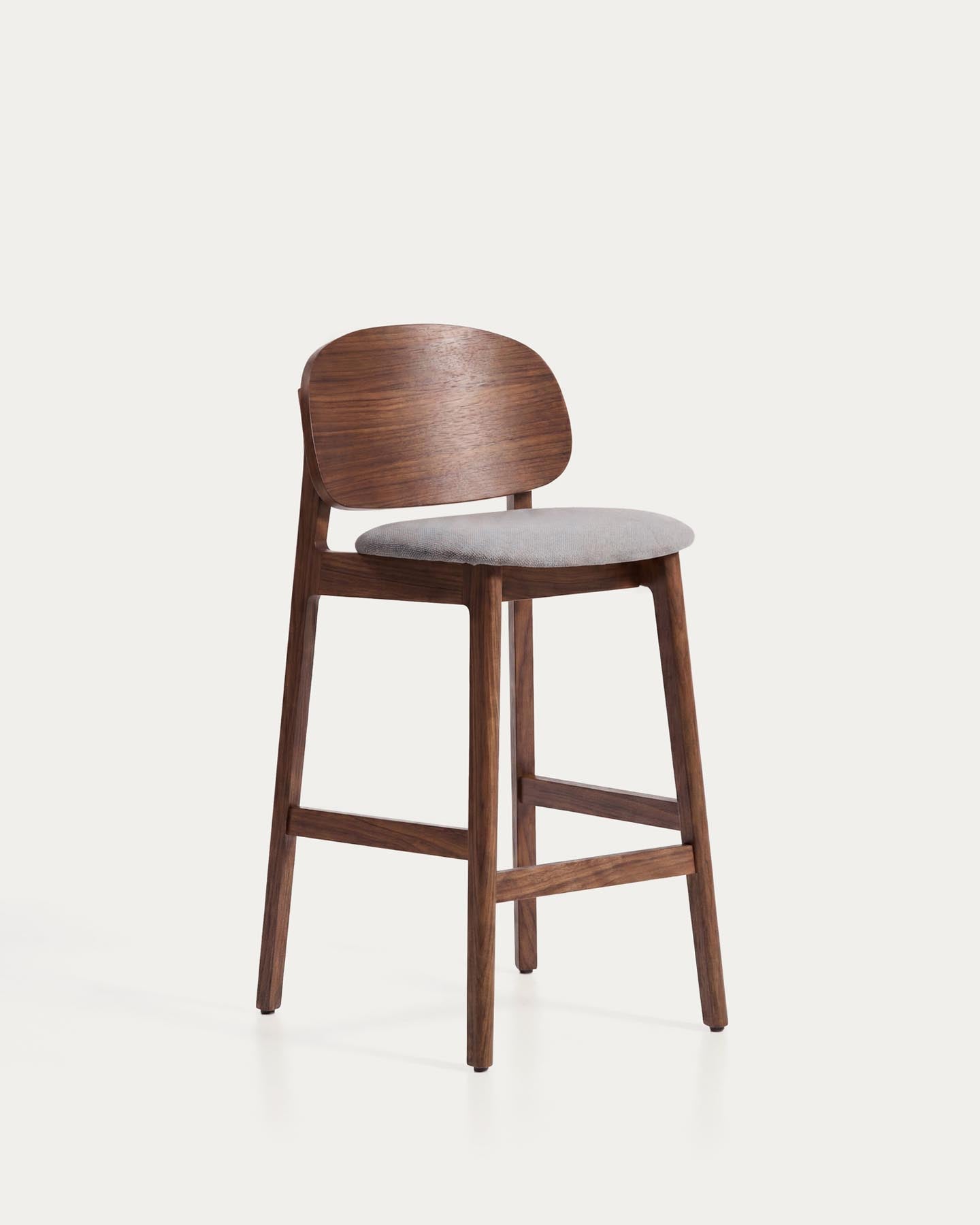 Hocker Ludara aus Eichenfurnier mit Nussbaumfinish und brauner Chenille, 65 cm in Braun präsentiert im Onlineshop von KAQTU Design AG. Barhocker ist von Kave Home