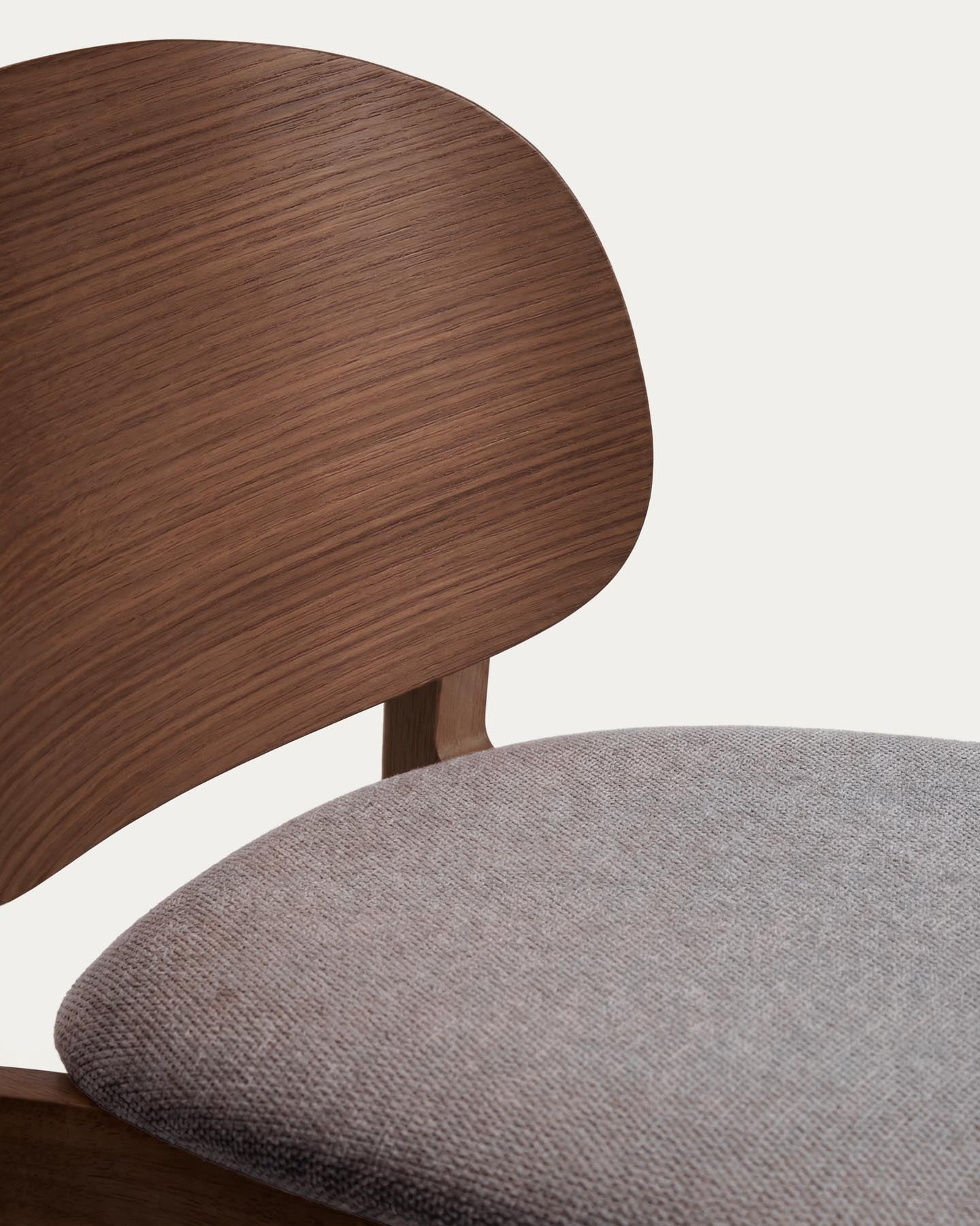 Hocker Ludara aus Eichenfurnier mit Nussbaumfinish und brauner Chenille, 65 cm in Braun präsentiert im Onlineshop von KAQTU Design AG. Barhocker ist von Kave Home