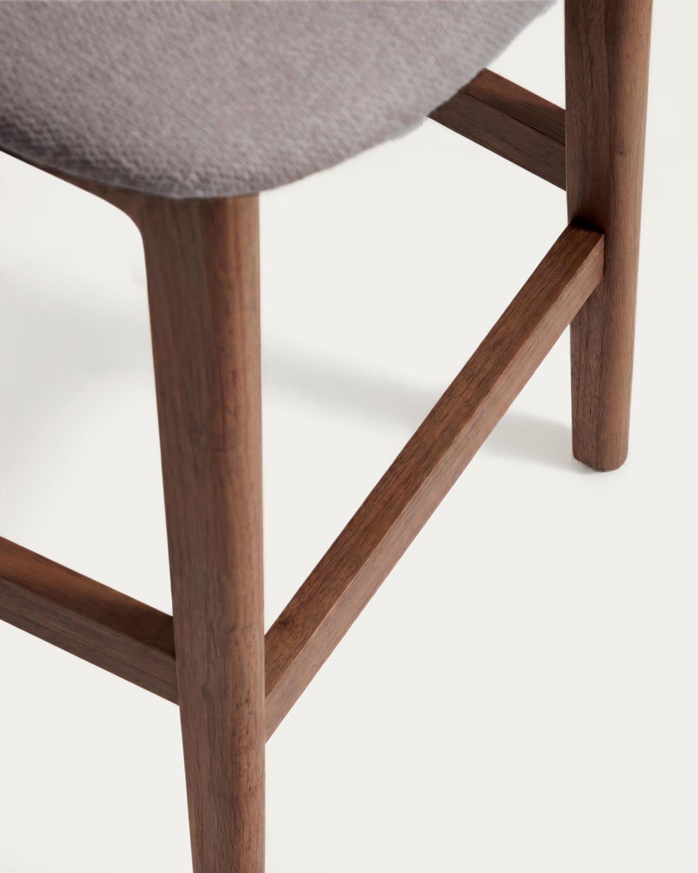 Hocker Ludara aus Eichenfurnier mit Nussbaumfinish und brauner Chenille, 65 cm in Braun präsentiert im Onlineshop von KAQTU Design AG. Barhocker ist von Kave Home