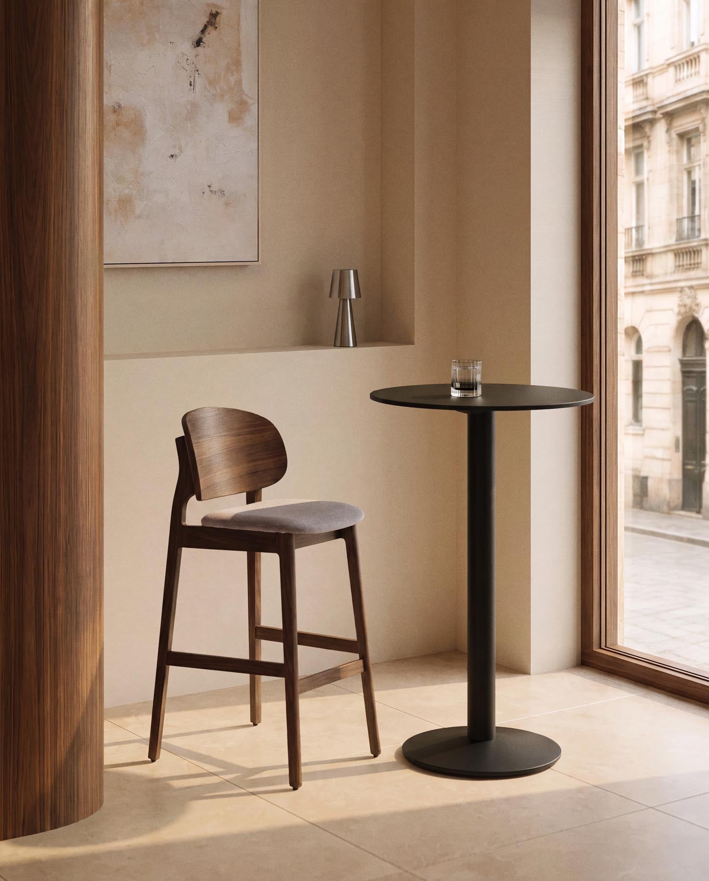 Hocker Ludara aus Eichenfurnier mit Nussbaumfinish und brauner Chenille, 65 cm in Braun präsentiert im Onlineshop von KAQTU Design AG. Barhocker ist von Kave Home