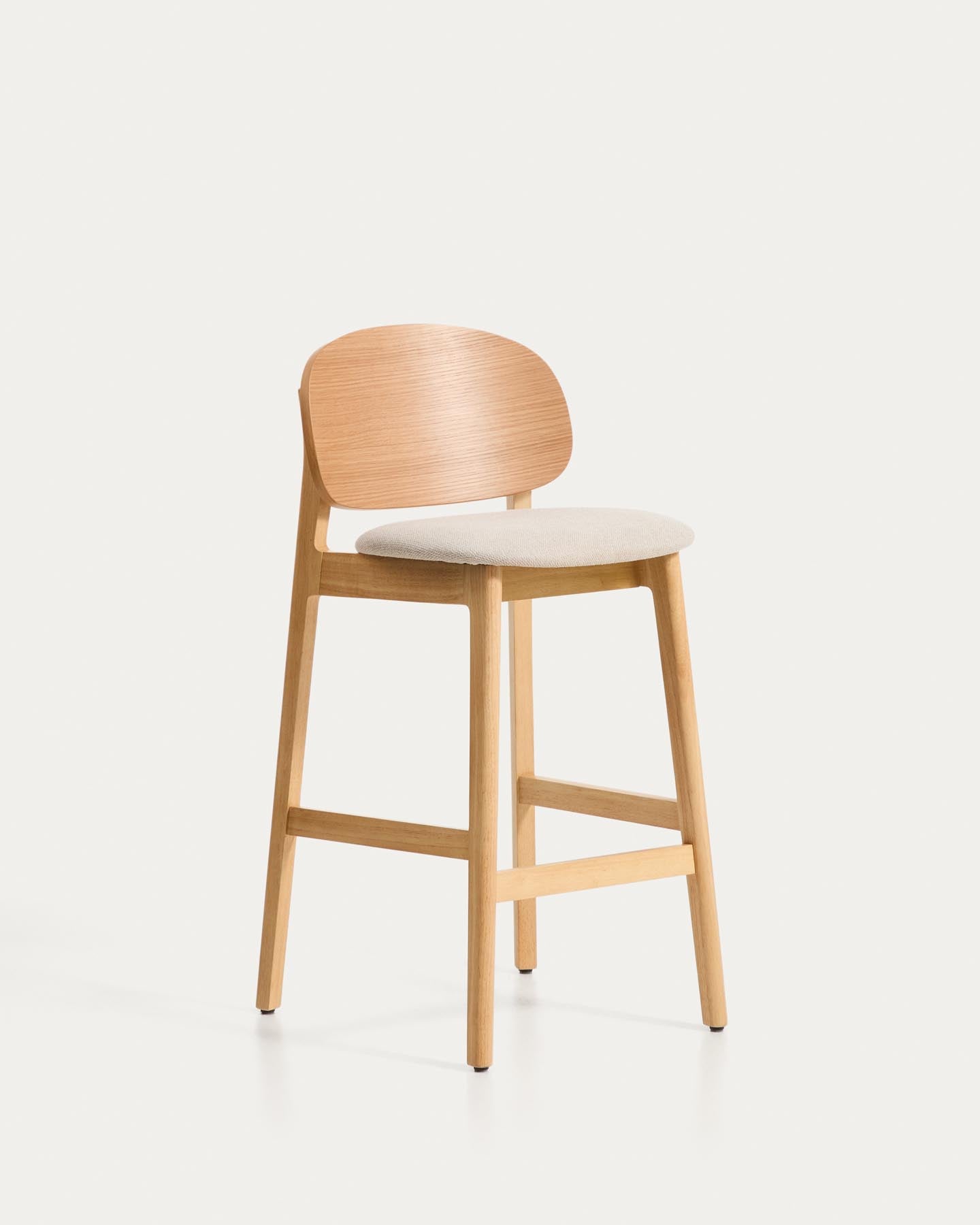 Hocker Ludara aus Eichenfurnier mit beiger Chenille, 65 cm in Natur präsentiert im Onlineshop von KAQTU Design AG. Barhocker ist von Kave Home