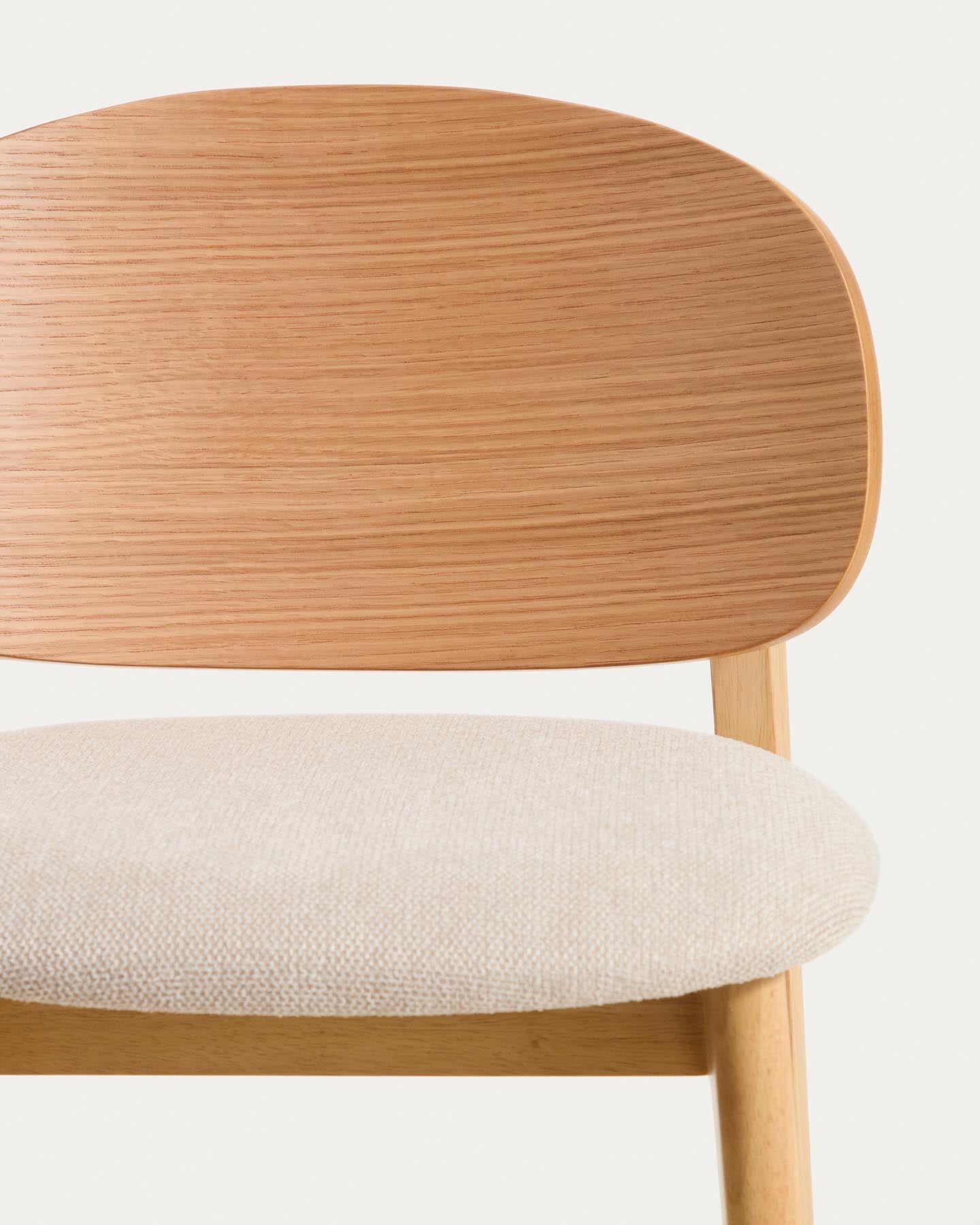 Hocker Ludara aus Eichenfurnier mit beiger Chenille, 65 cm in Natur präsentiert im Onlineshop von KAQTU Design AG. Barhocker ist von Kave Home
