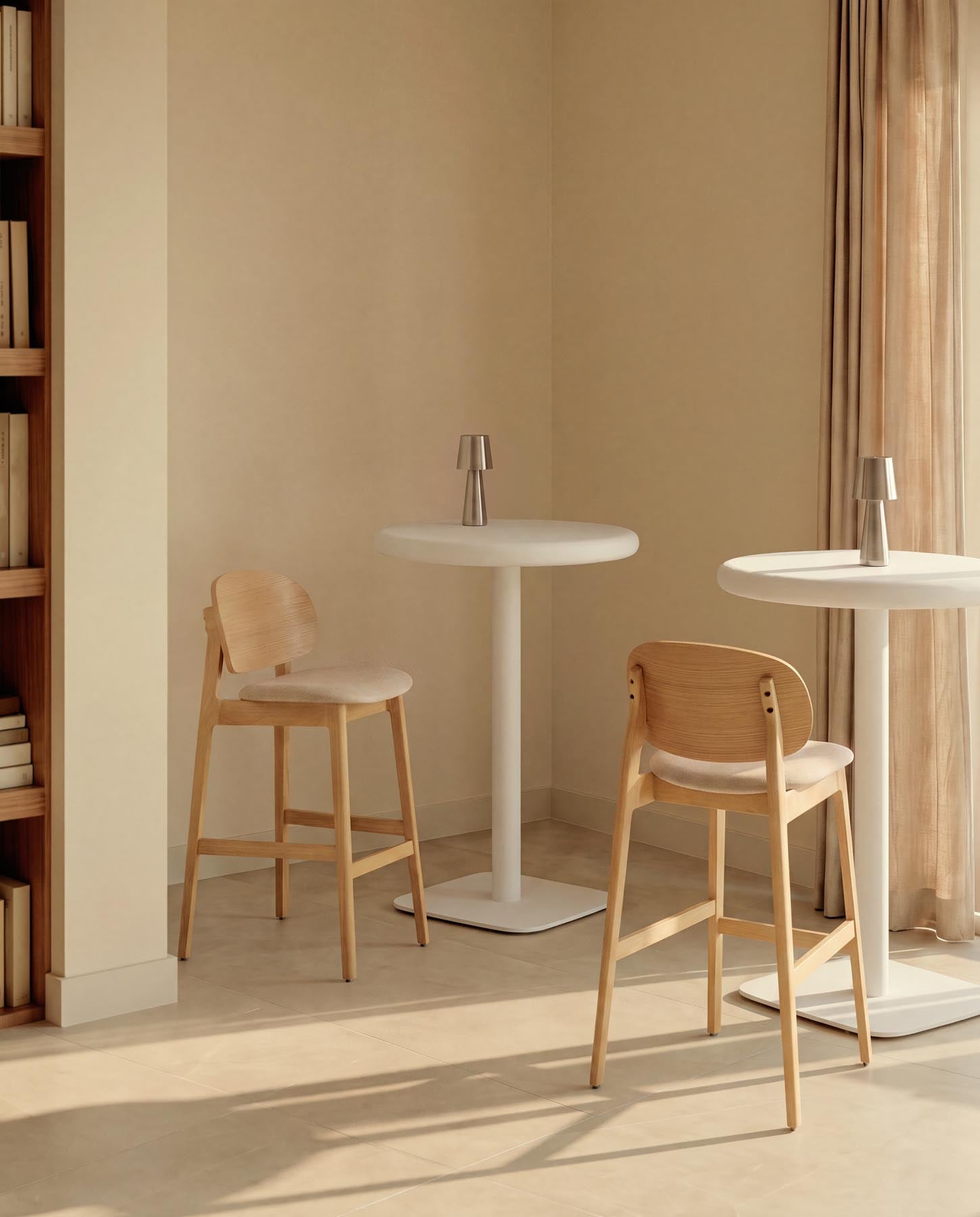 Hocker Ludara aus Eichenfurnier mit beiger Chenille, 65 cm in Natur präsentiert im Onlineshop von KAQTU Design AG. Barhocker ist von Kave Home