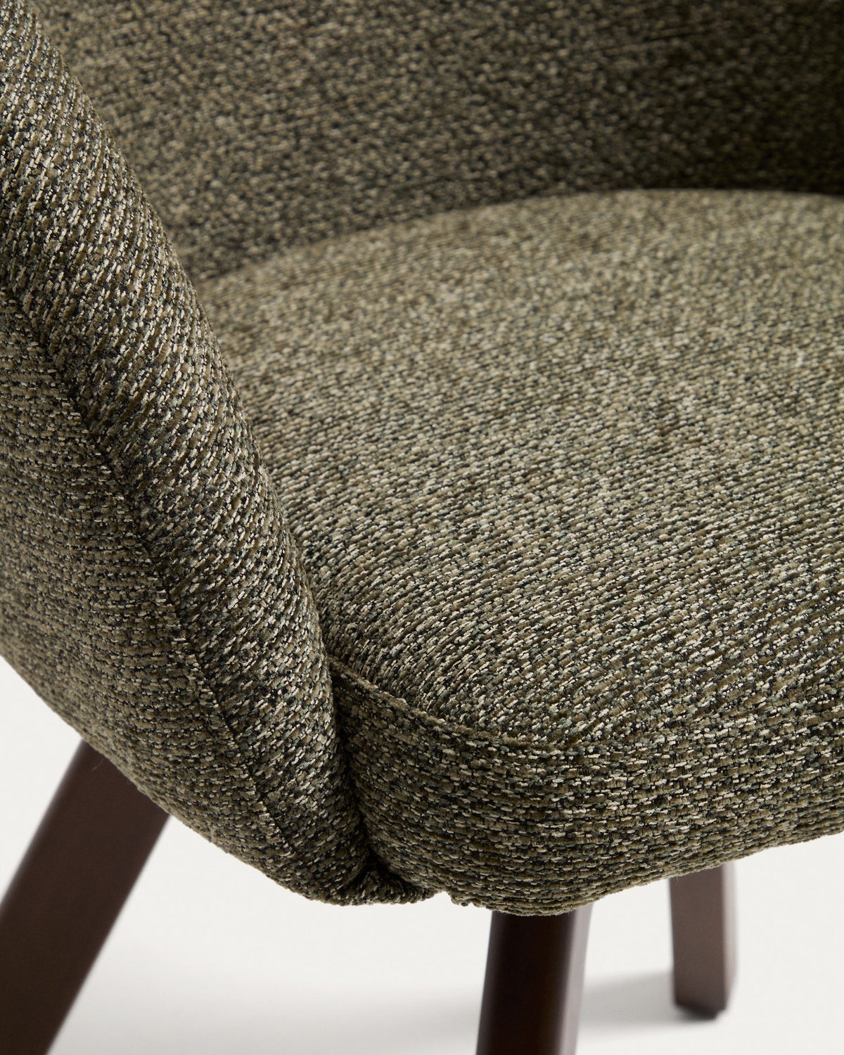 Drehstuhl Marvin mit grünem Chenille-Bezug, geschwungener Rückenlehne und Beinen aus massivem Buchenholz im Nussholzfinish.
