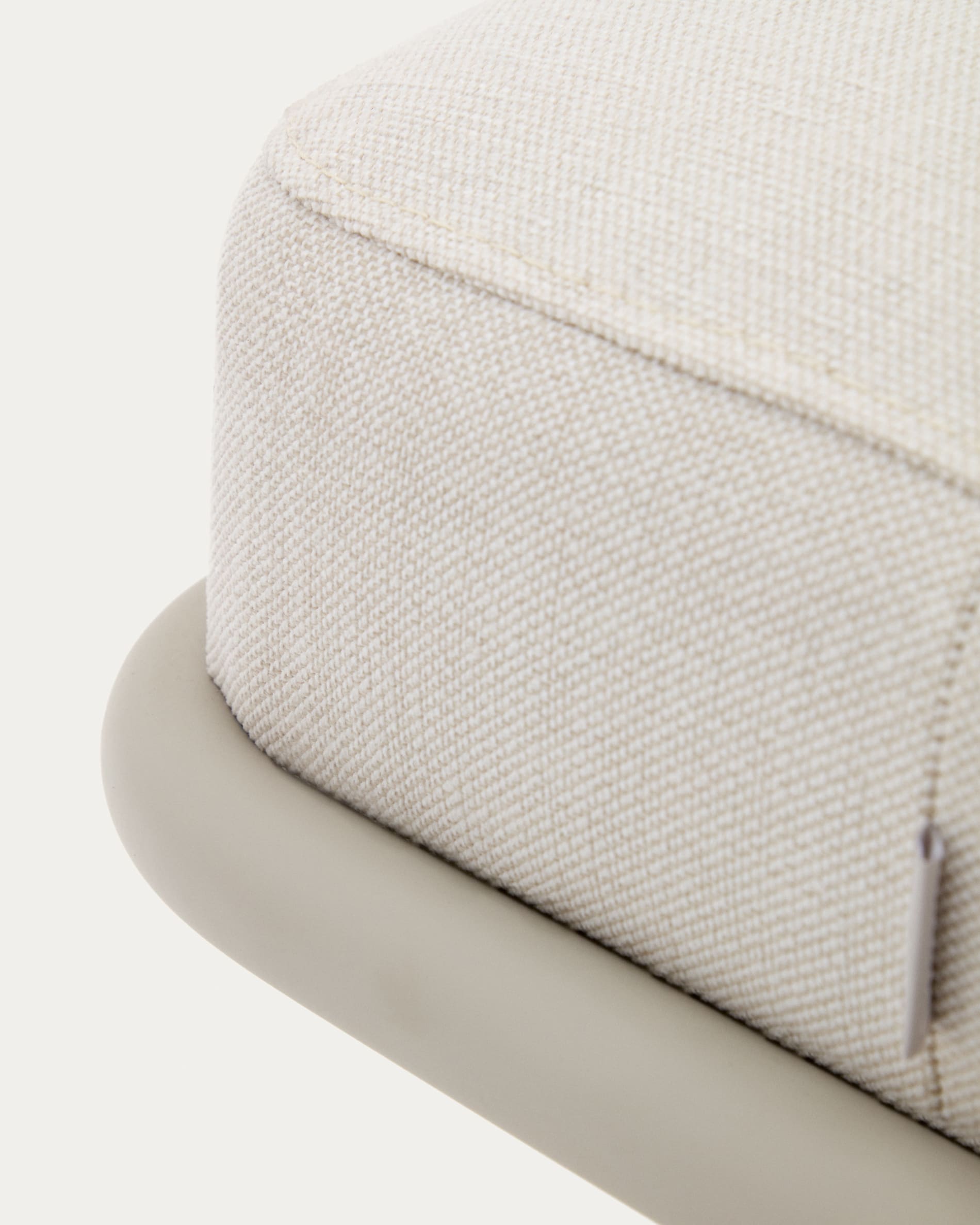 Stilvolle Compo Polsterbank in beigem Chenille und robustem grauen Metallgestell, perfekt für jeden Wohnraum und vielseitig einsetzbar.