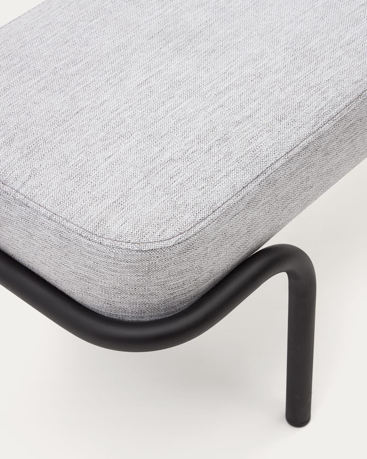 Elegante Polsterbank in Grau mit stabilem Metallgestell, ideal für Flur, Wohnzimmer oder Schlafzimmer. Vielseitig und modern, 130 cm lang.