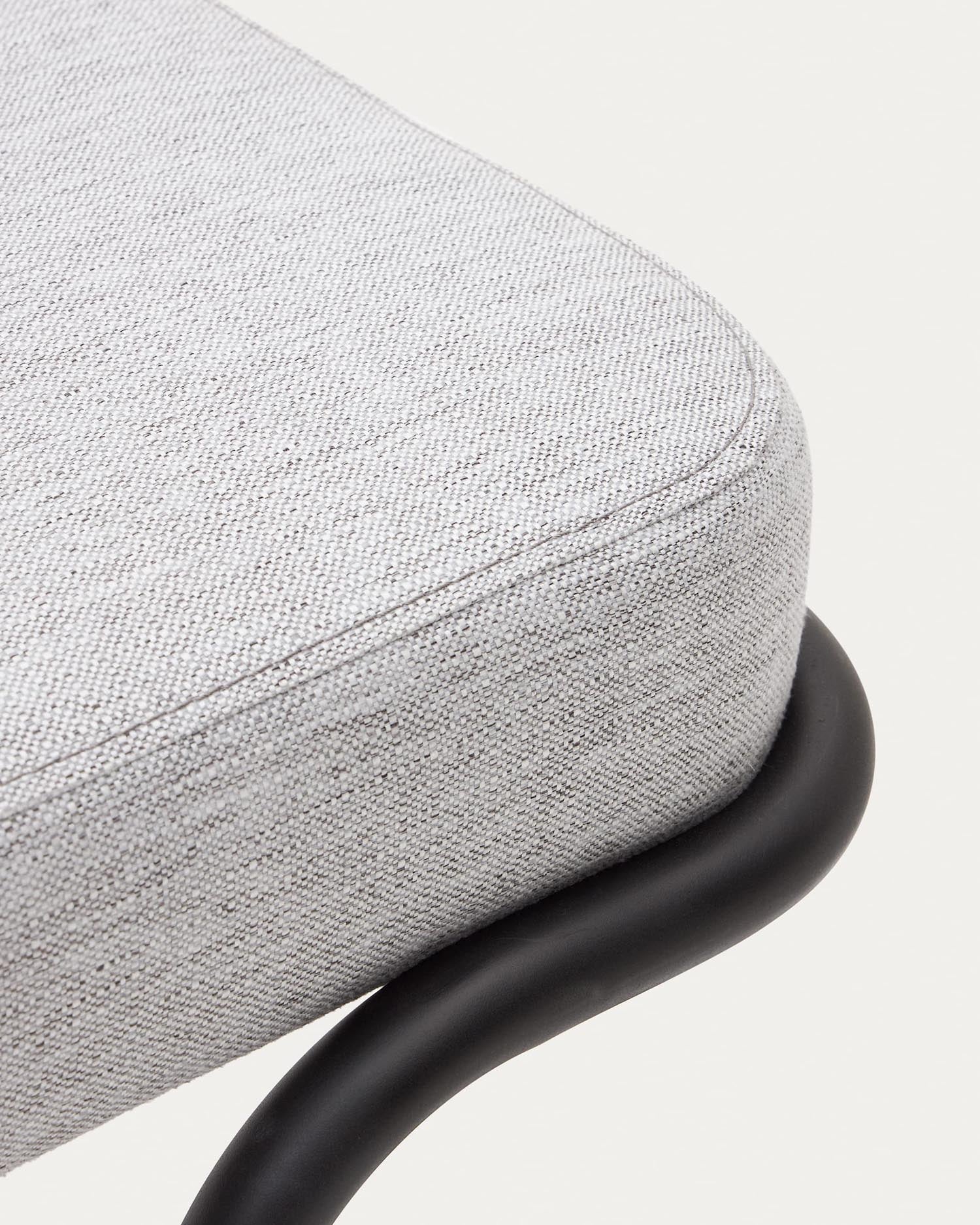 Elegante Polsterbank in Grau mit stabiler schwarzer Metallbasis. Ideal für Flur, Wohnzimmer oder Schlafzimmer. Funktional und modern.