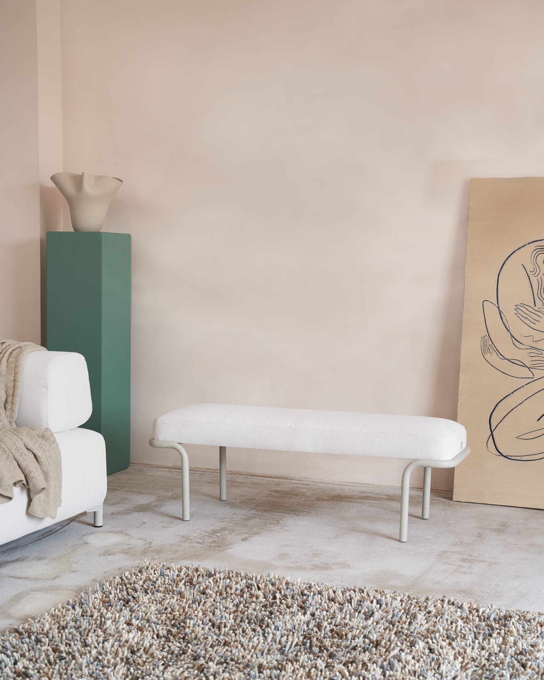 Elegante Polsterbank mit grauem Bezug und stabilem schwarzen Metallgestell, ideal für modernes Wohnen, 130 cm breit.