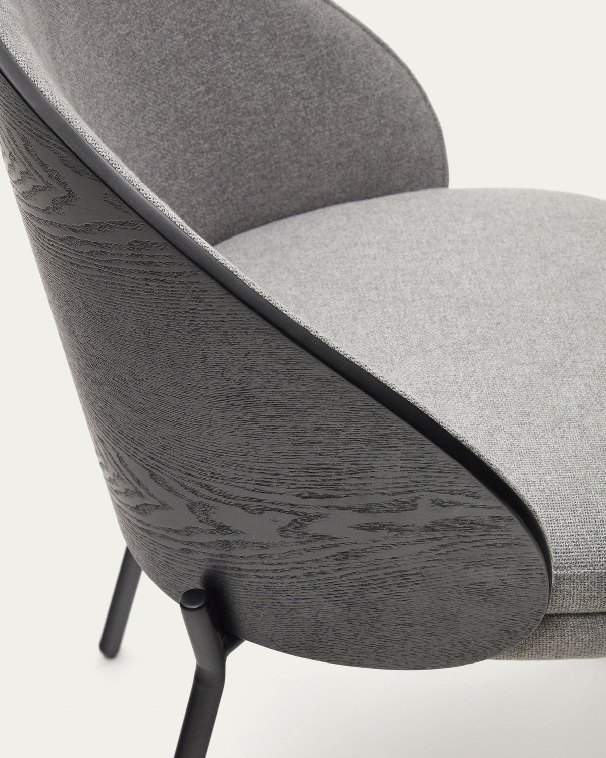Eamy Stuhl hellgraue Chenille Eschenfurnier mit schwarzem Finish und Metall in Schwarz in Schwarz präsentiert im Onlineshop von KAQTU Design AG. Stuhl ist von Kave Home
