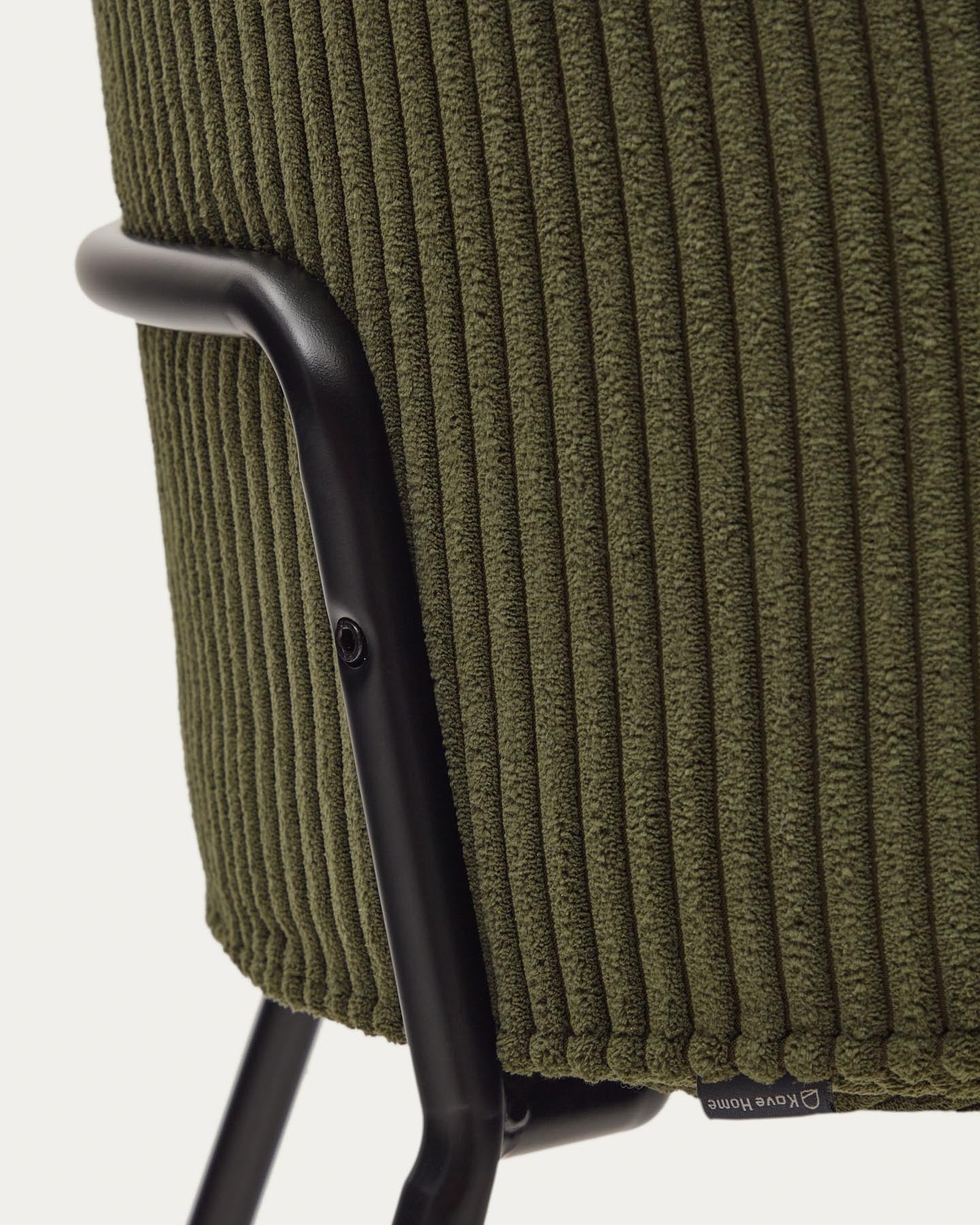 Yunia Stuhl in breitem Cord in Grün mit Stahlbeinen in Schwarz FR in Grün präsentiert im Onlineshop von KAQTU Design AG. Stuhl ist von Kave Home