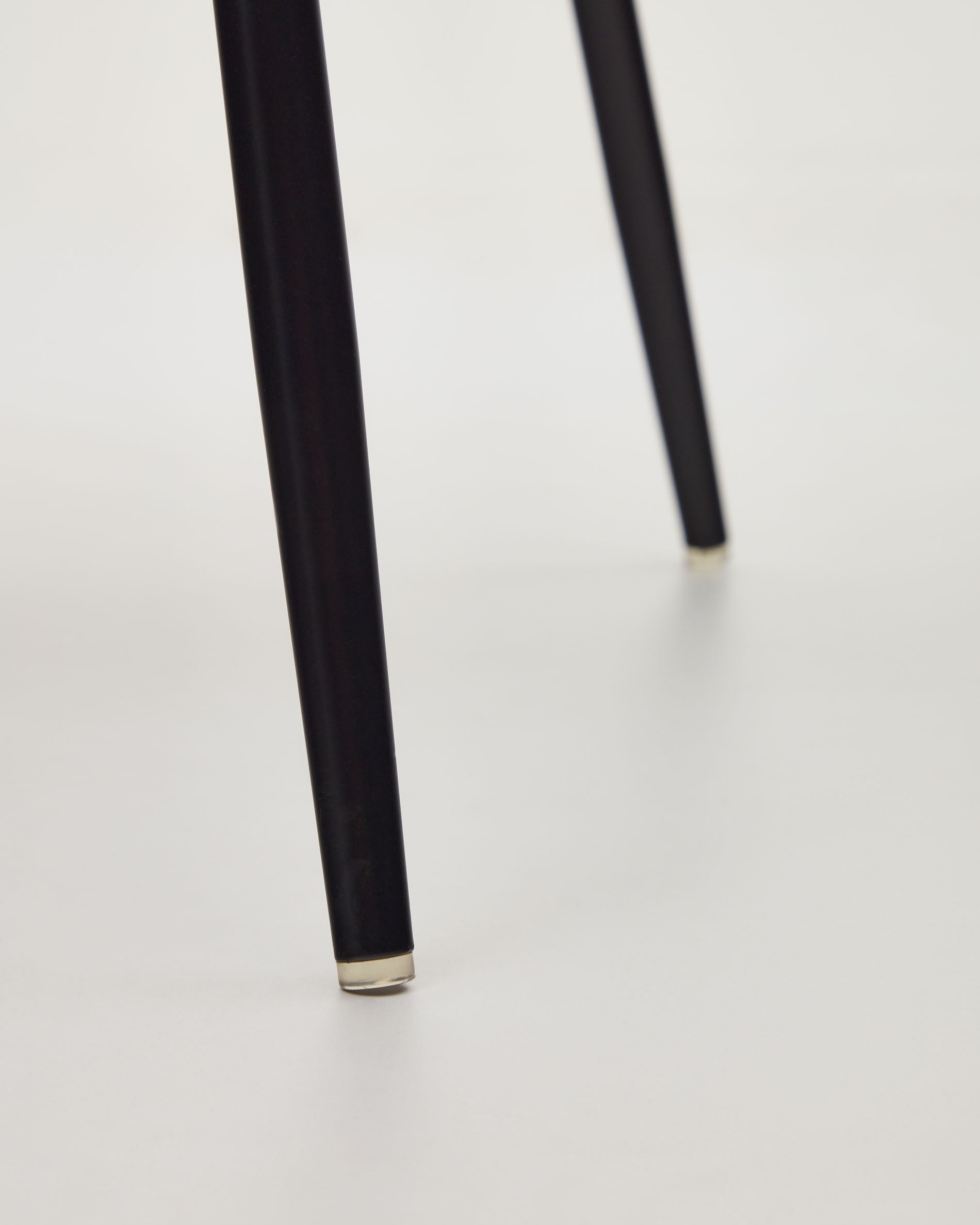 Yunia Stuhl in breitem Cord in Grün mit Stahlbeinen in Schwarz FR in Grün präsentiert im Onlineshop von KAQTU Design AG. Stuhl ist von Kave Home