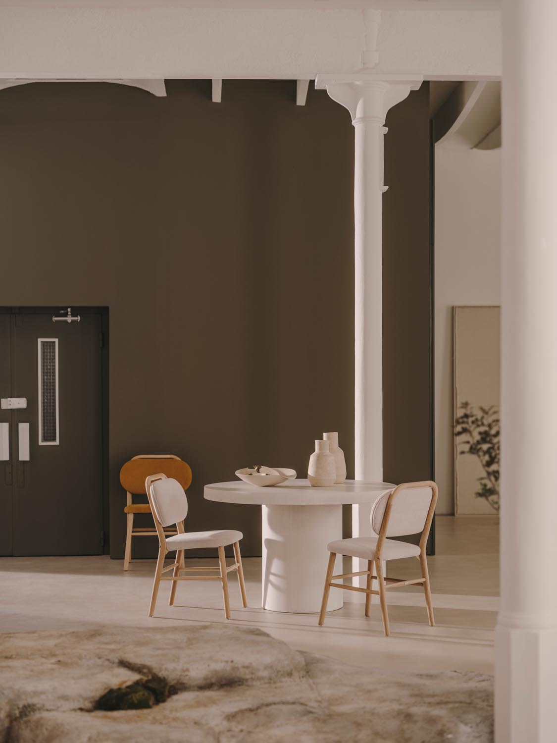 Helda Stuhl: Nachhaltiger Komfort in beiger Chenille und Eichenholz.