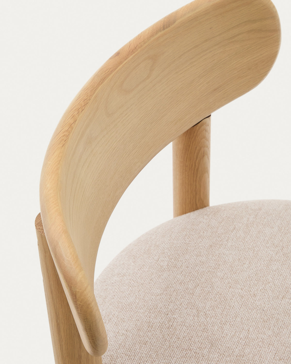 Nebai Stuhl mit beiger Chenille und Gestell aus massivem Eichenholz mit naturfarbenem Finish FSC MIX Credit in Natur, Weiss präsentiert im Onlineshop von KAQTU Design AG. Stuhl ist von Kave Home