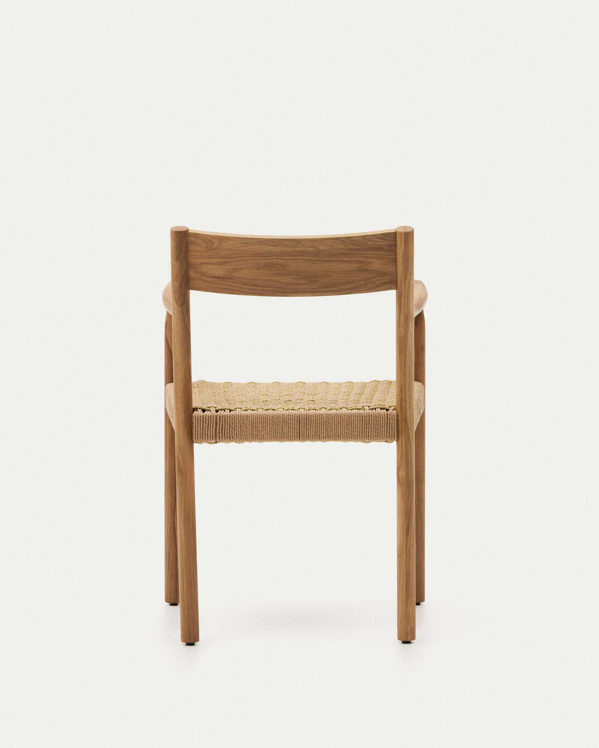 Yalia Stuhl aus massivem Eichenholz mit naturfarbenem Finish und Sitzfläche aus Seil FSC Mix Credit in Natur präsentiert im Onlineshop von KAQTU Design AG. Gartenstuhl mit Armlehnen ist von Kave Home
