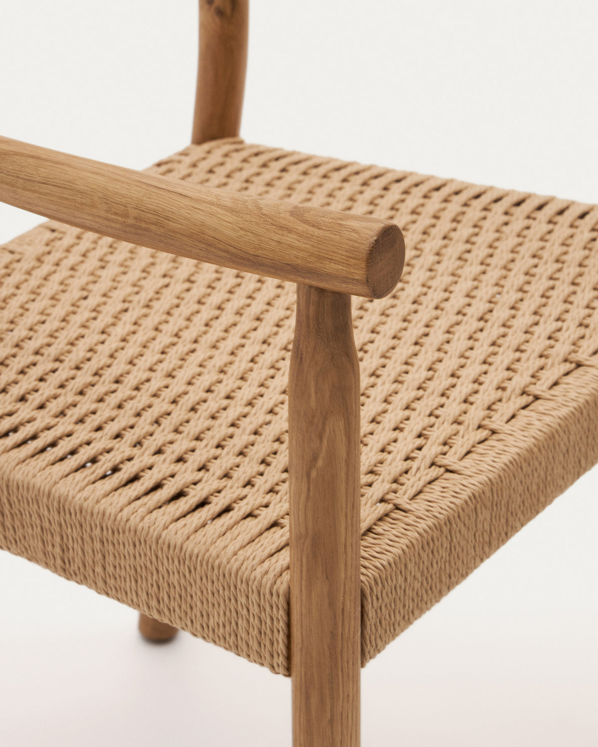 Yalia Stuhl aus massivem Eichenholz mit naturfarbenem Finish und Sitzfläche aus Seil FSC Mix Credit in Natur präsentiert im Onlineshop von KAQTU Design AG. Gartenstuhl mit Armlehnen ist von Kave Home