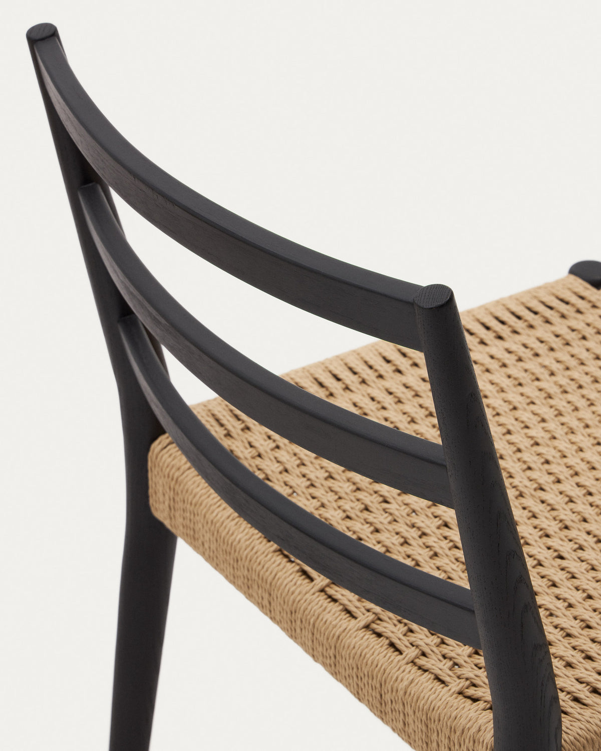 Analy Stuhl aus massivem Eichenholz mit schwarzem Finish und Sitzfläche aus Seil FSC Mix Credit in Schwarz, Natur präsentiert im Onlineshop von KAQTU Design AG. Stuhl ist von Kave Home