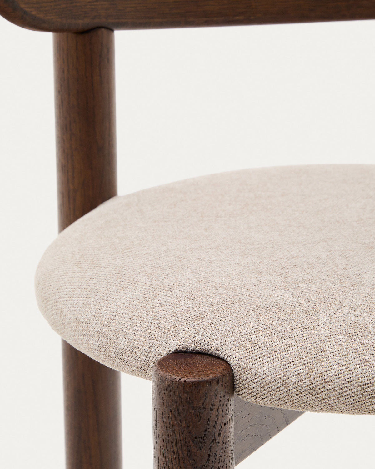 Nebai Stuhl aus brauner Chenille und Gestell aus massivem Eichenholz mit Nussholz Finish FSC MIX Credit in Braun, Weiss präsentiert im Onlineshop von KAQTU Design AG. Stuhl ist von Kave Home