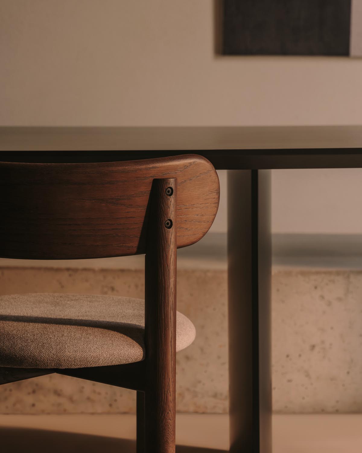 Nebai Stuhl: Luxuriöse Chenille trifft auf edles Nussholz-Design.