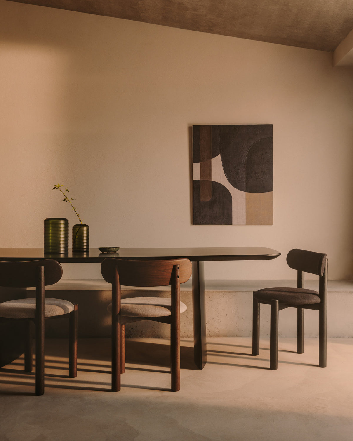 Nebai Stuhl aus brauner Chenille und Gestell aus massivem Eichenholz mit Nussholz Finish FSC MIX Credit in Braun, Weiss präsentiert im Onlineshop von KAQTU Design AG. Stuhl ist von Kave Home