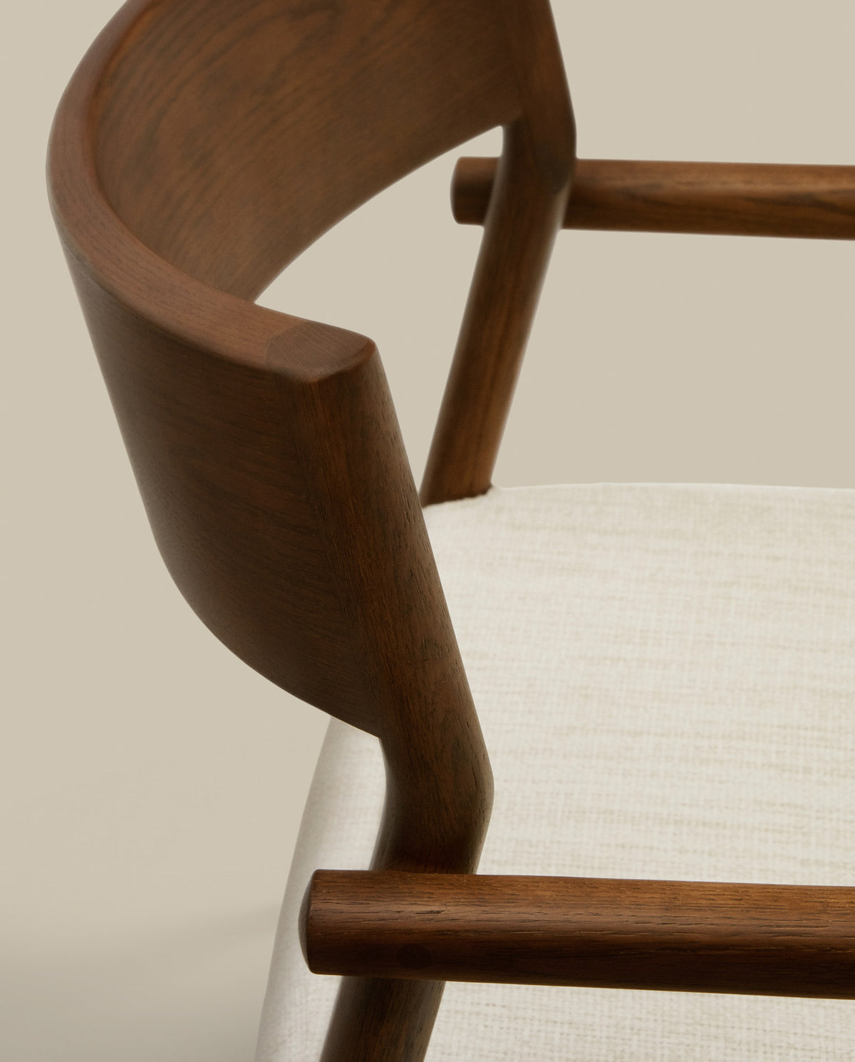 Falconera Stuhl mit abziehbarem Bezug massives Eichenholz mit Nussbaumfinish FSC Mix Credit in Beige, Braun präsentiert im Onlineshop von KAQTU Design AG. Stuhl mit Armlehne ist von Kave Home