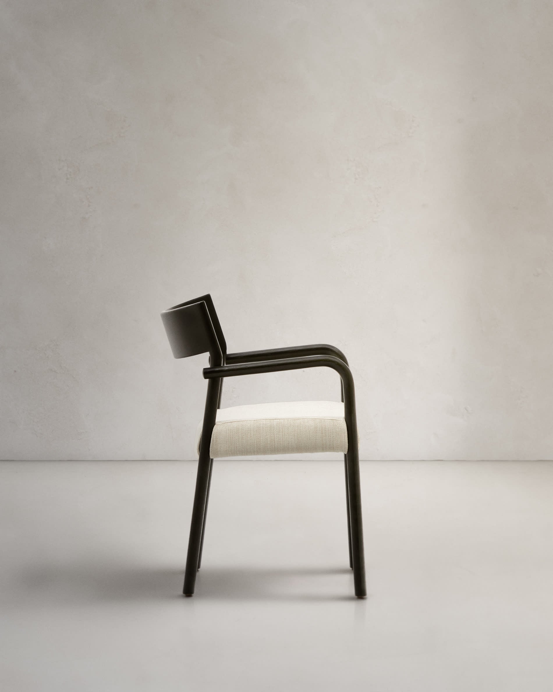 Eleganter Falconera Stuhl aus schwarzem Eichenholz, abziehbarer Bezug, FSC-zertifiziert, ideal für stilvolle Räume.