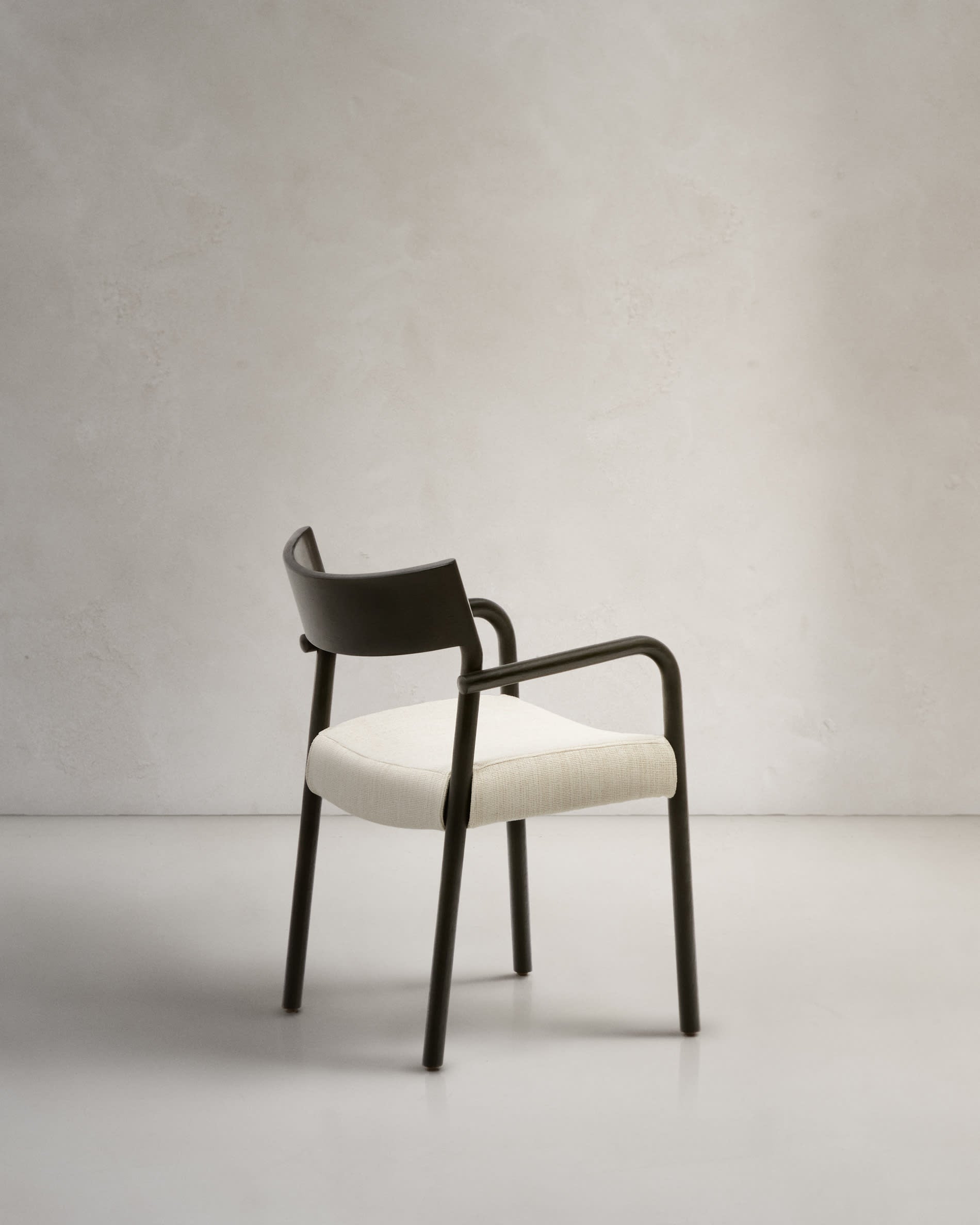 Moderner Falconera Stuhl aus schwarzem Eichenholz mit abnehmbarem Bezug, FSC-zertifiziert, perfekt für nachhaltiges Wohndesign.