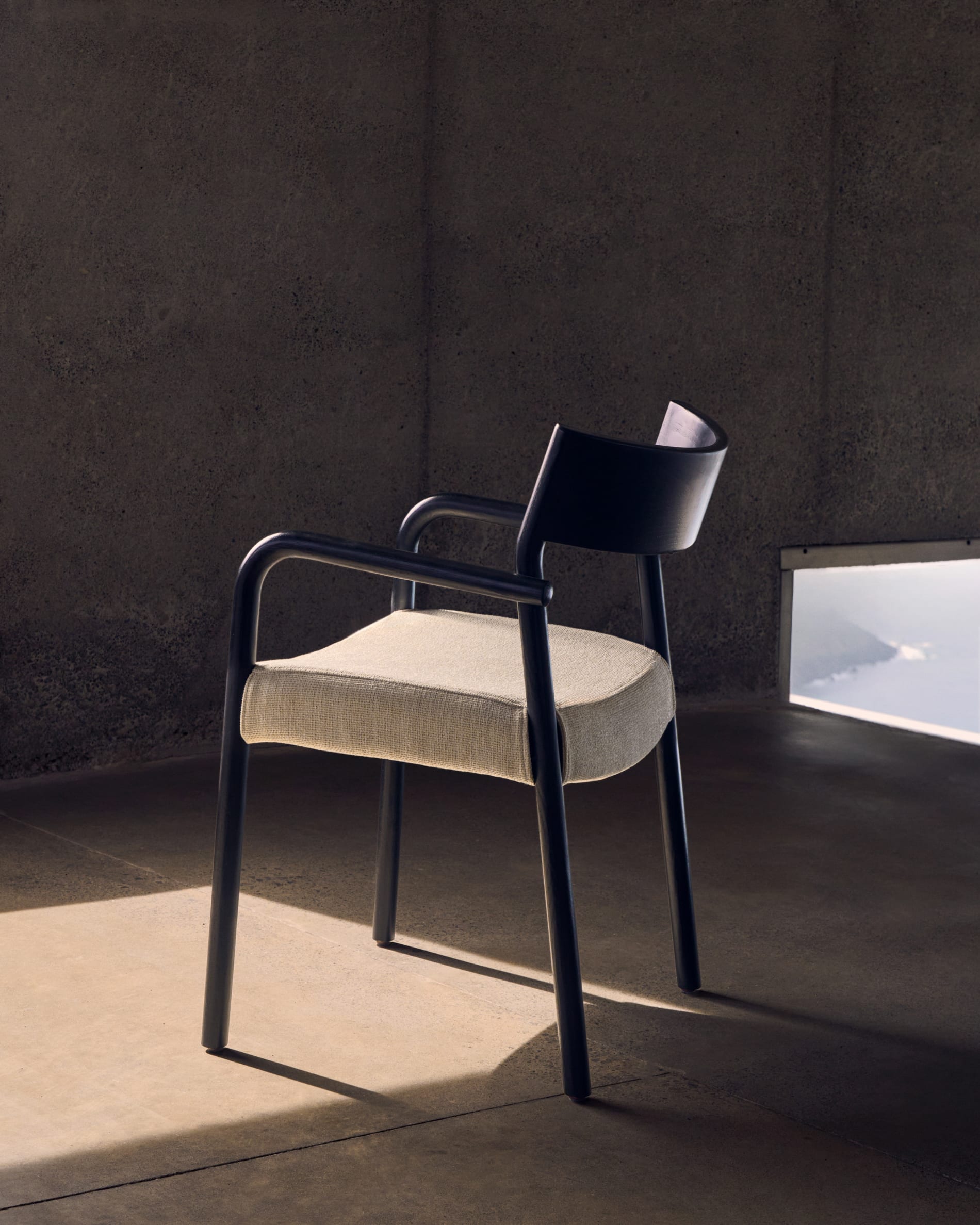 Moderner Falconera Stuhl aus schwarzem Eichenholz mit abziehbarem Bezug, nachhaltig hergestellt mit FSC-zertifiziertem Holz.