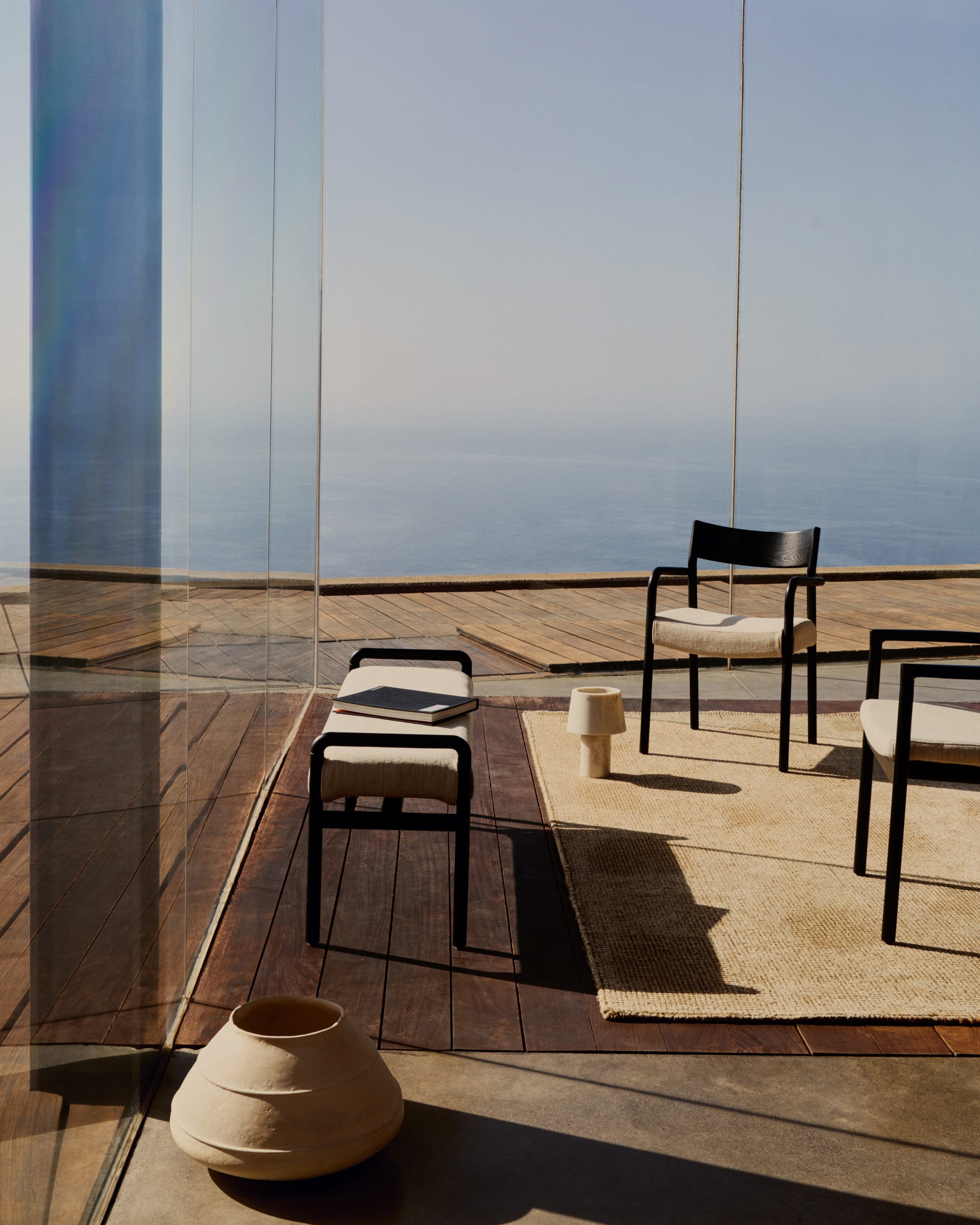 Eleganter Falconera Stuhl aus massivem schwarzem Eichenholz, mit abnehmbarem Bezug, FSC-zertifiziert und nachhaltig designt.