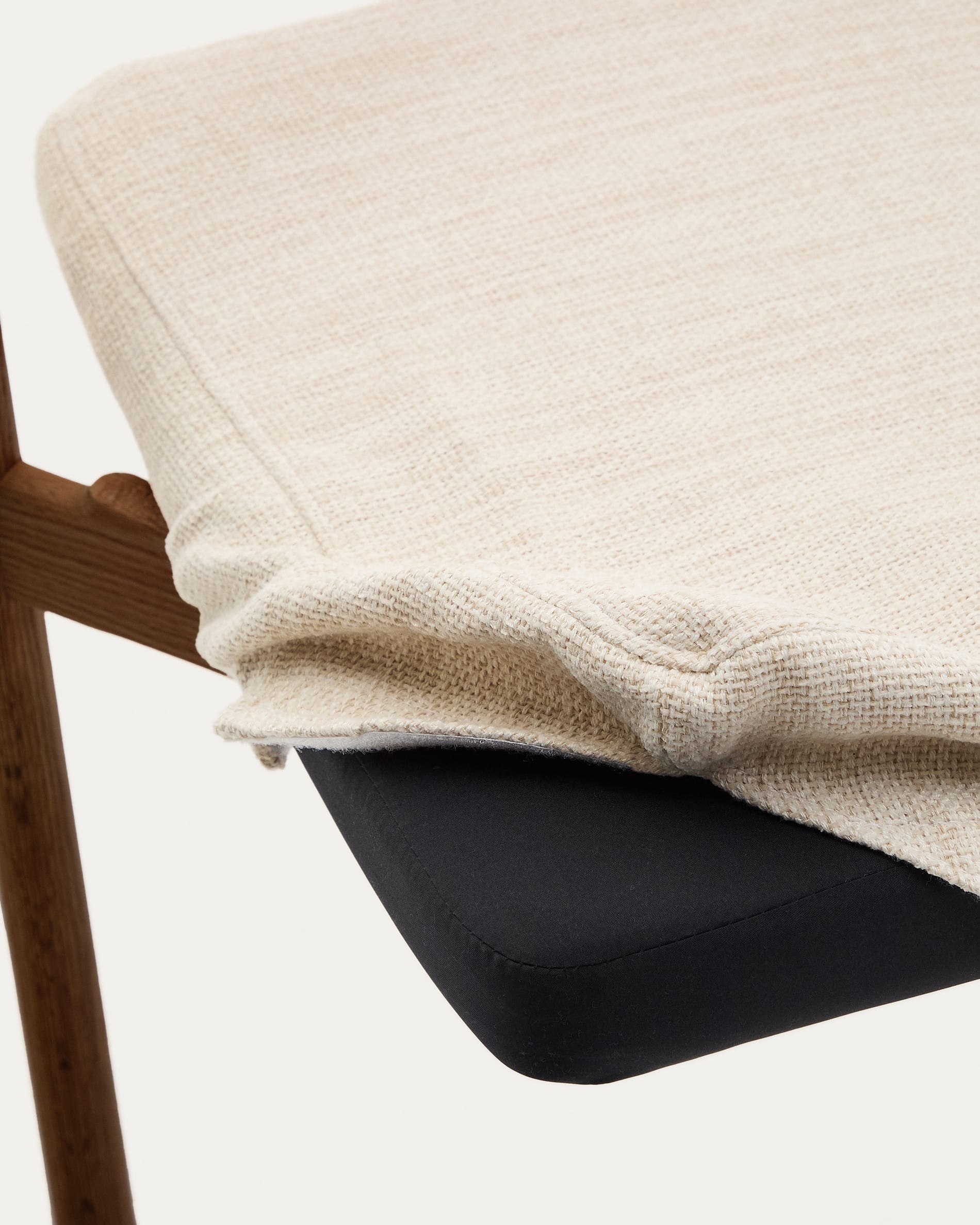 Stilvoller Alocs Stuhl mit abnehmbarem Chenille-Bezug in Beige, massives Eichenholz im Nussbaum-Finish, nachhaltig und komfortabel.