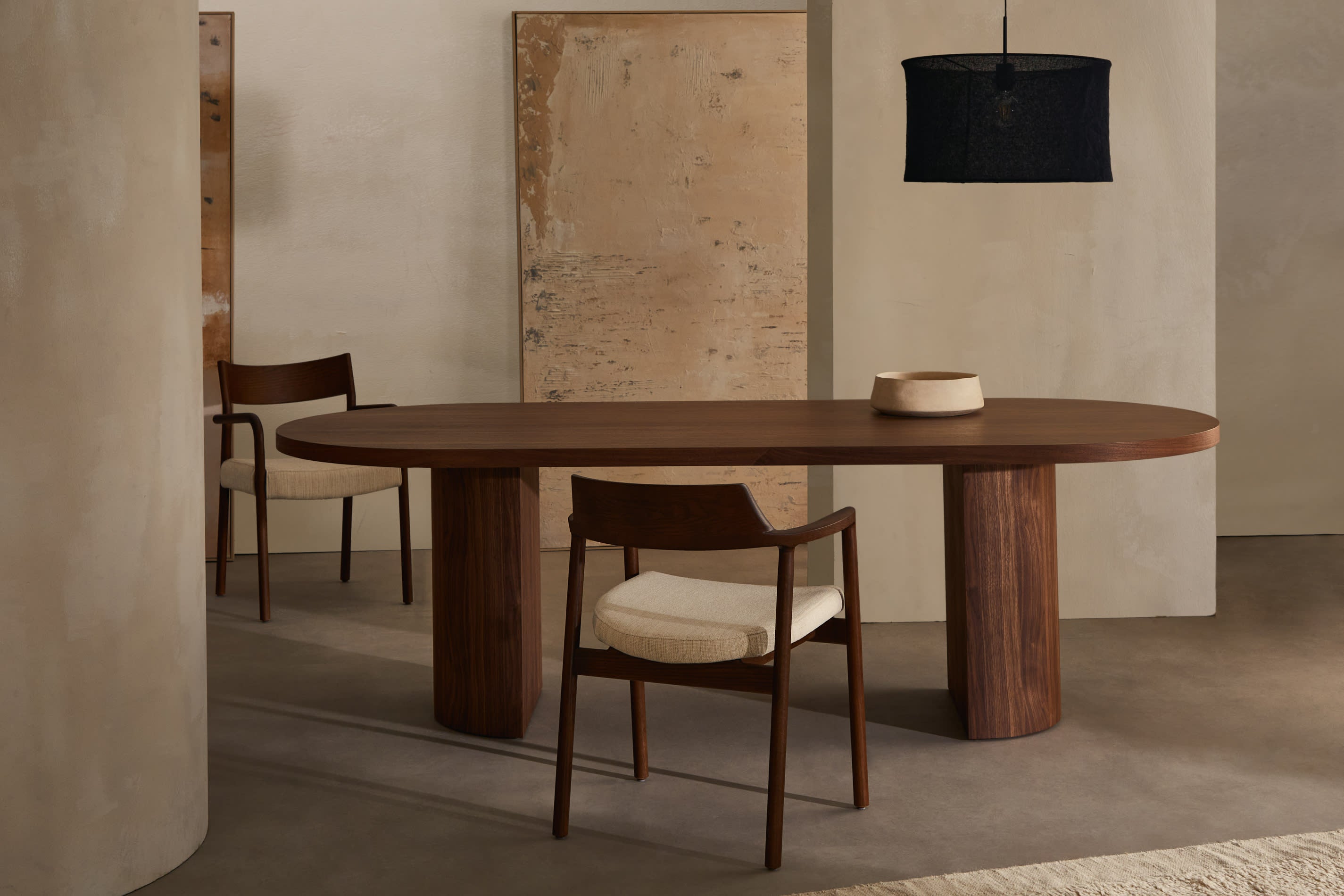 Eleganter Alocs Stuhl mit abnehmbarem Chenille-Bezug in sanftem Beige, robustem Eichenholz im Nussbaum-Finish, ideal für stilvolle Wohnräume.