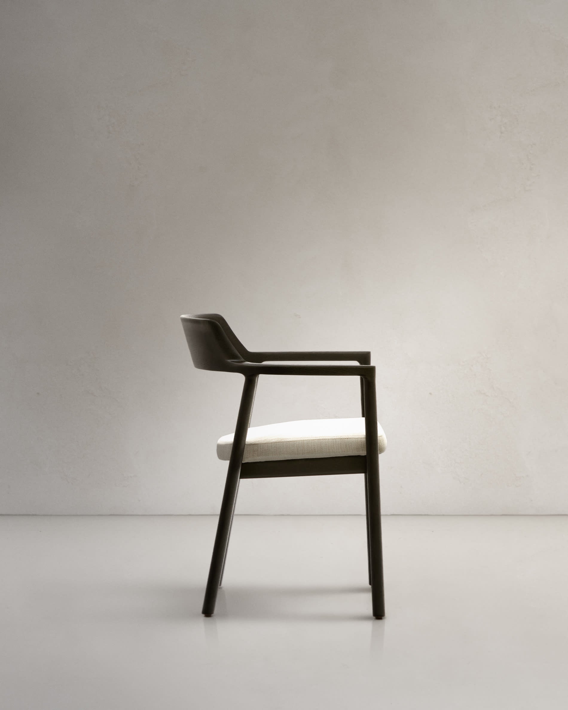 Moderner Alocs Stuhl mit beigem Chenille-Bezug, abnehmbar, aus FSC-zertifizierter massiver Eiche mit schwarzem Finish, stilvoll.