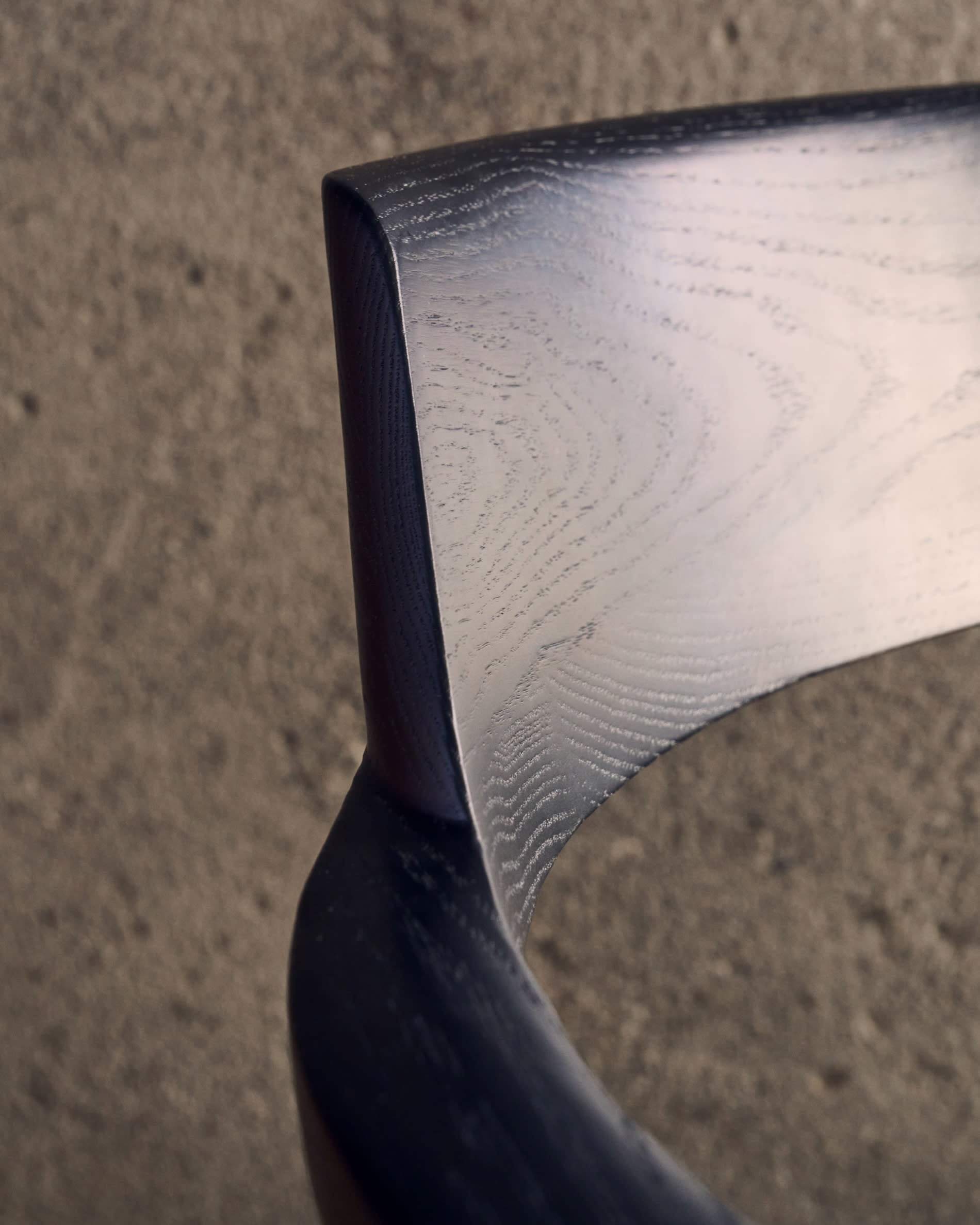 Eleganter Alocs Stuhl mit abnehmbarem Chenille-Bezug in Beige, massiver Eiche mit schwarzem Finish, FSC-zertifiziert.