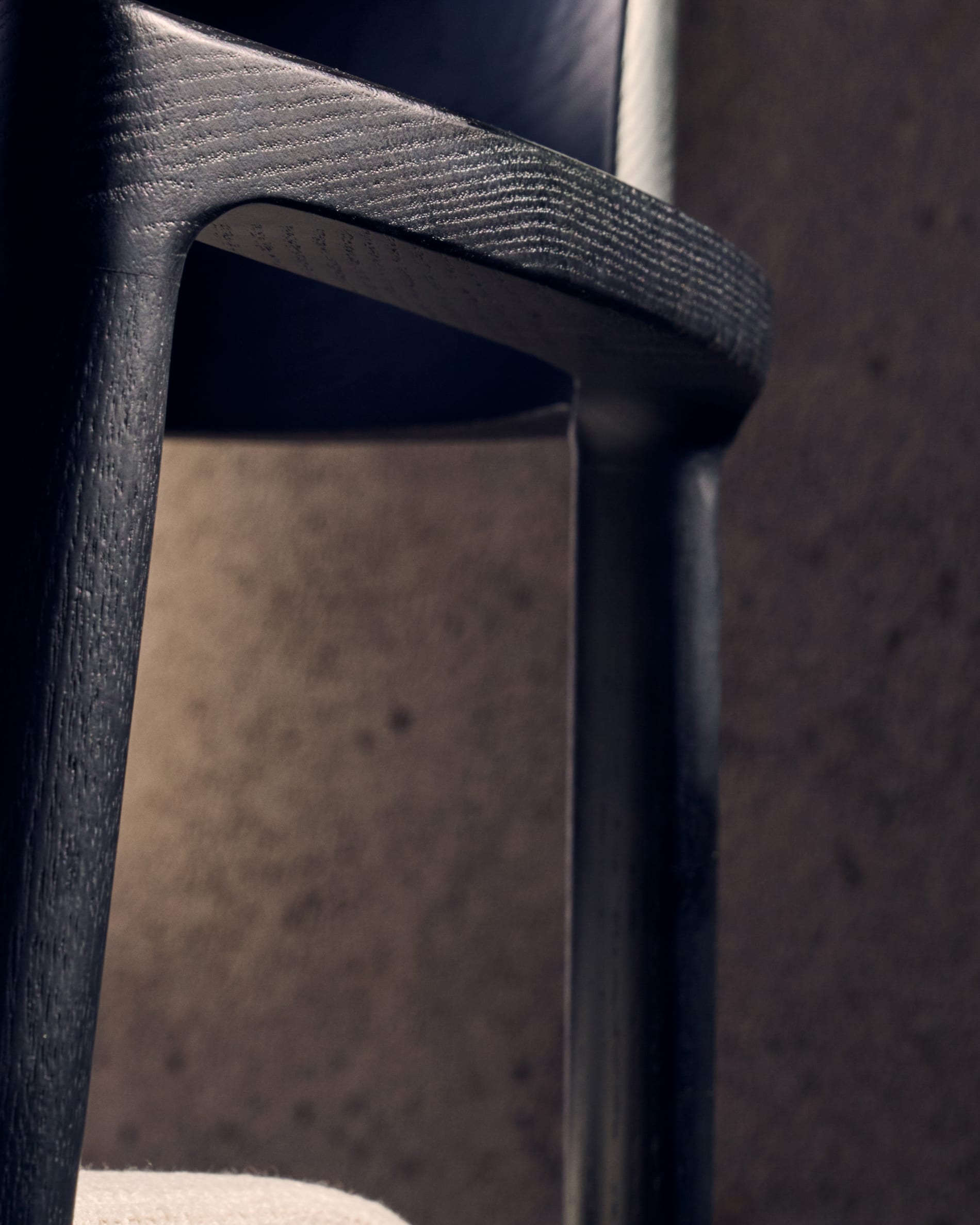 Moderner Alocs Stuhl mit beigem Chenille-Bezug, abnehmbar, aus massiver Eiche mit schwarzem Finish, FSC-zertifiziert.