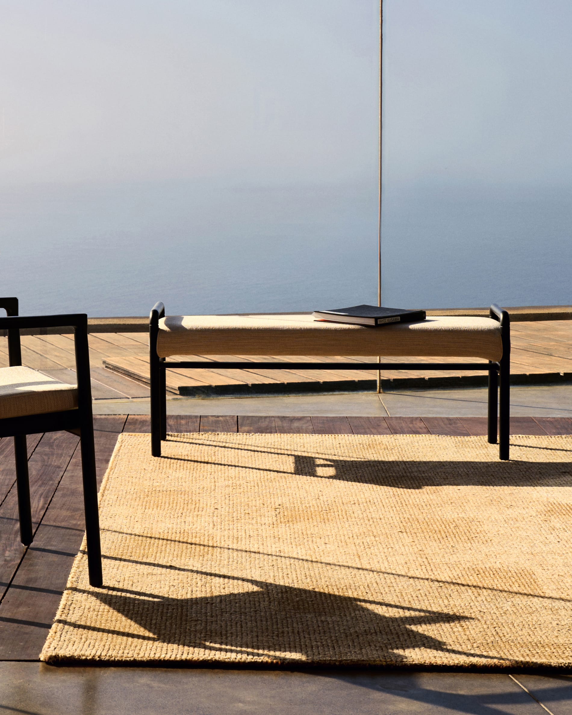 Eleganter Alocs Stuhl mit beigem Chenille-Bezug, abnehmbar, aus FSC-zertifizierter massiver Eiche mit schwarzem Finish, modern.