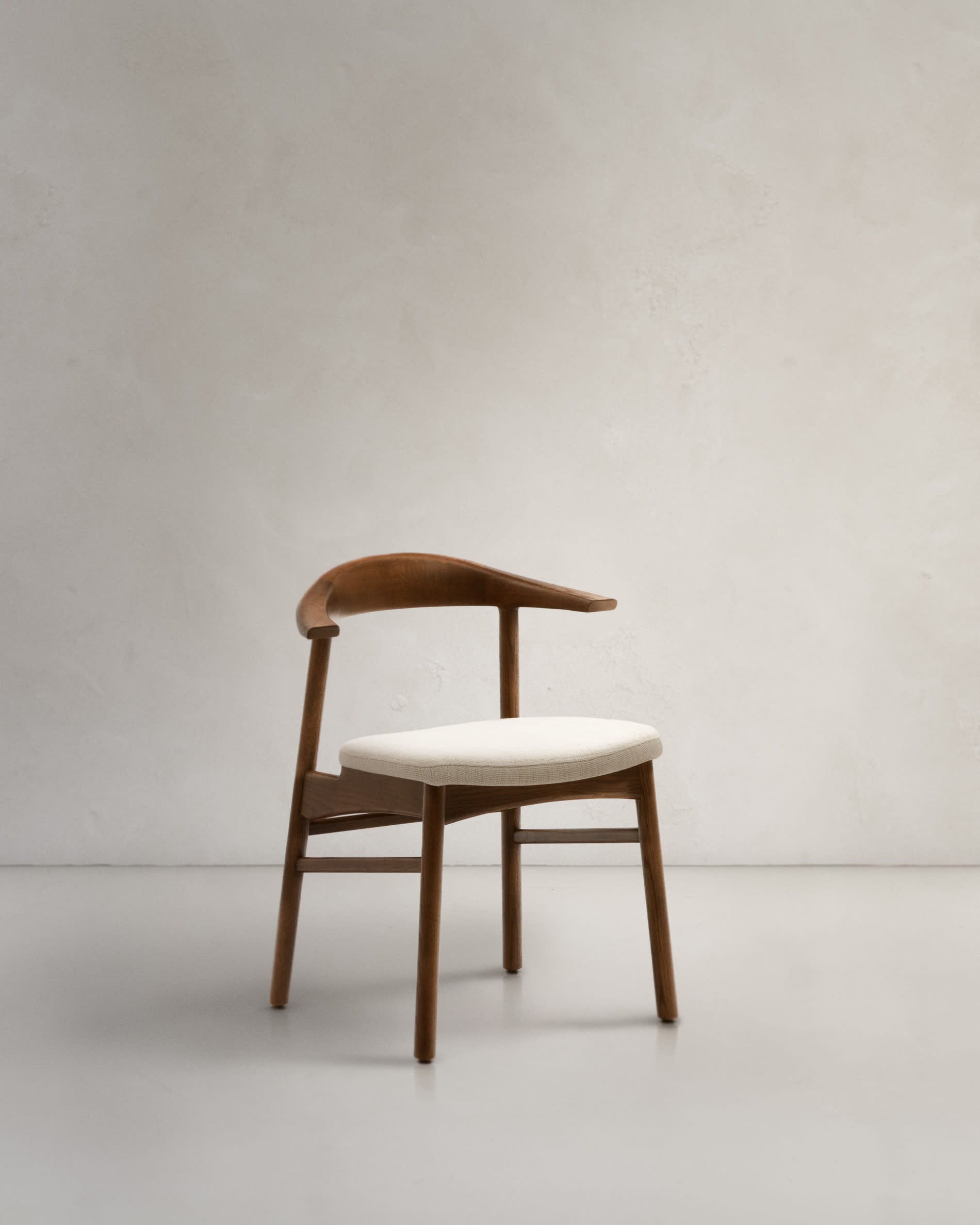 3D-Modell: Timons Stuhl, beige Chenille, Eiche Nussbaum-Finish, abnehmbarer Bezug, FSC-zertifiziert.