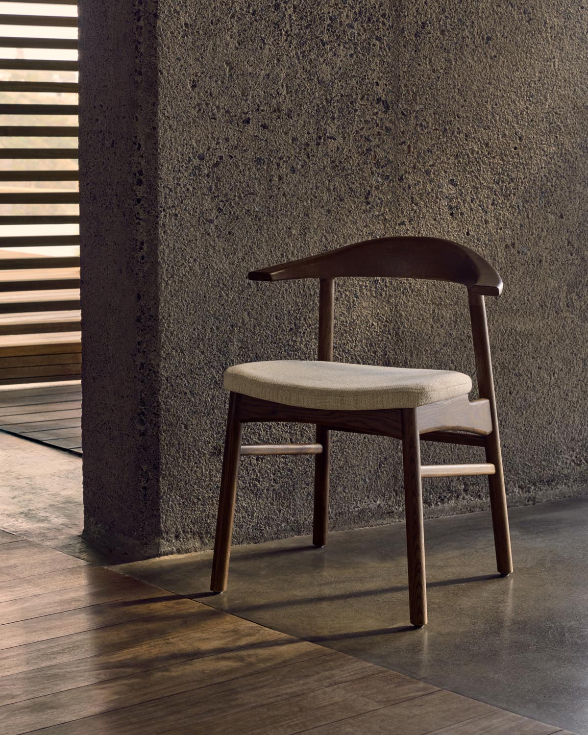 Timon Stuhl: Beiger Chenille-Bezug, Eiche Nussbaum, FSC-zertifiziert.