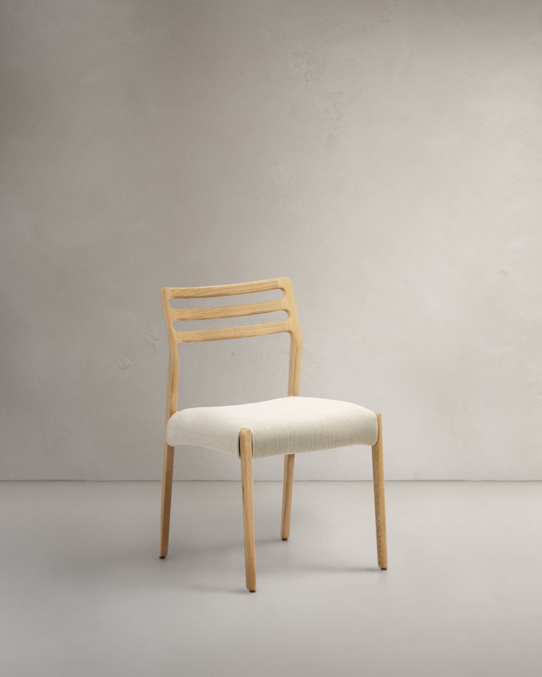 3D-Modell: Cudia Stuhl, beige Chenille-Bezug, massives Eichenholz, skandinavisches Design, FSC-zertifiziert.