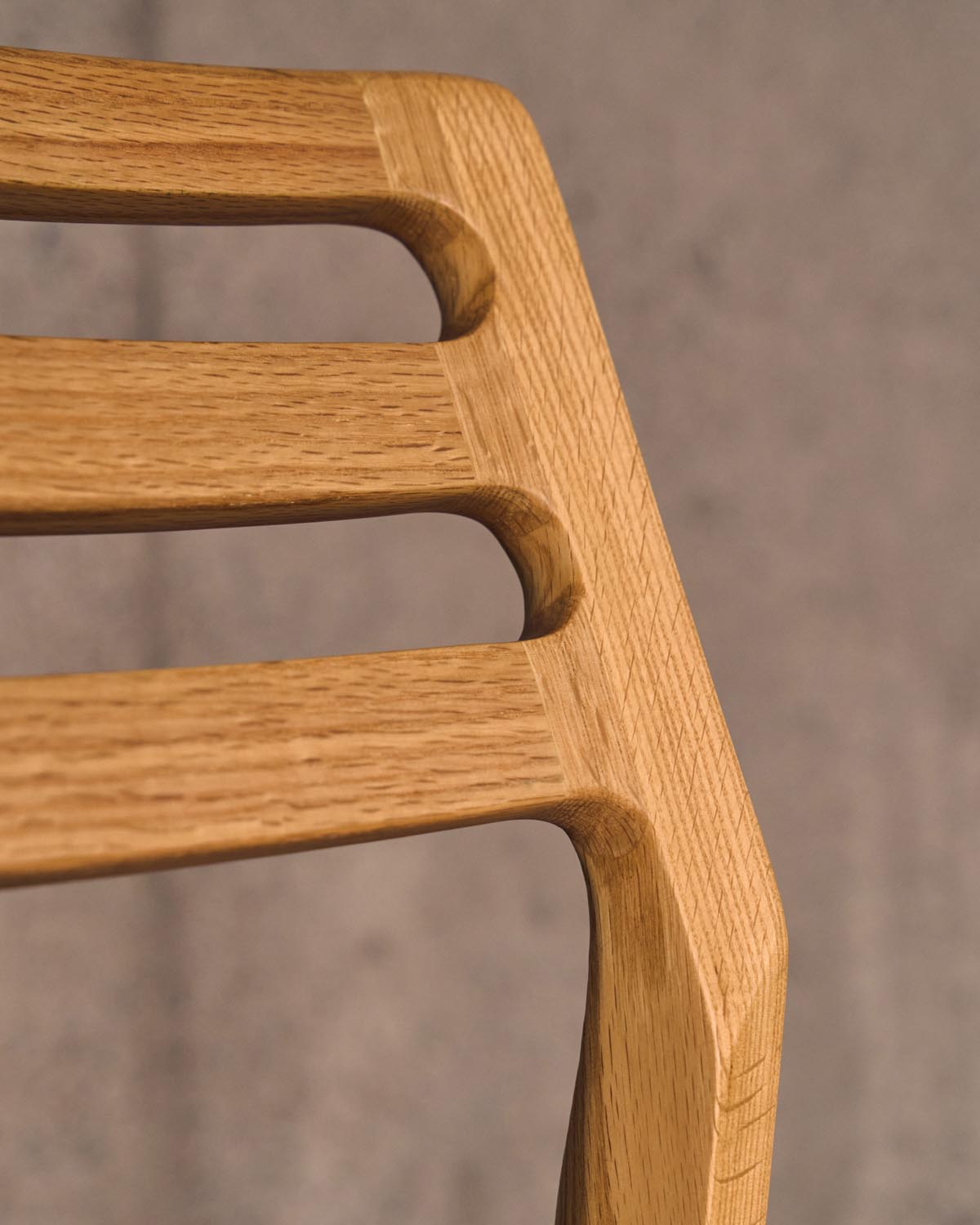 Cudia Stuhl: Beiger Chenille-Bezug, Eiche, FSC-zertifiziert, Kave Home.