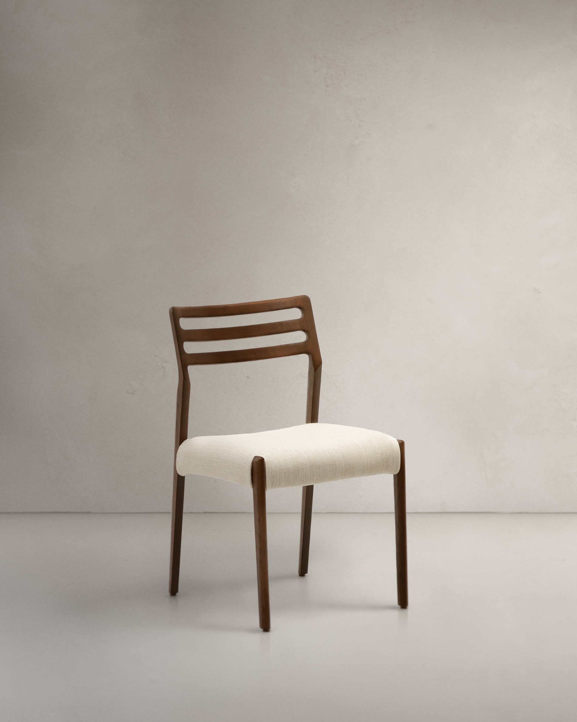 3D-Modell: Cudia Stuhl, beige Chenille, Eiche Nussbaum-Finish, skandinavisch, abnehmbarer Bezug, AR-kompatibel.