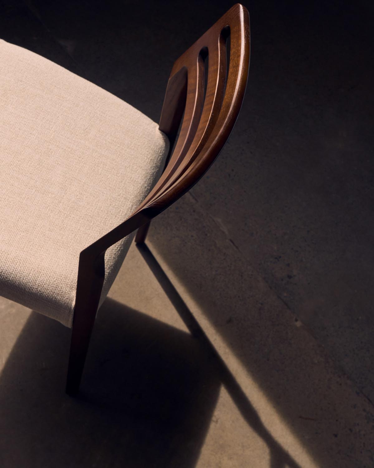 Cudia Stuhl: Beiger Chenille-Bezug, Eiche Nussbaum, FSC-zertifiziert.