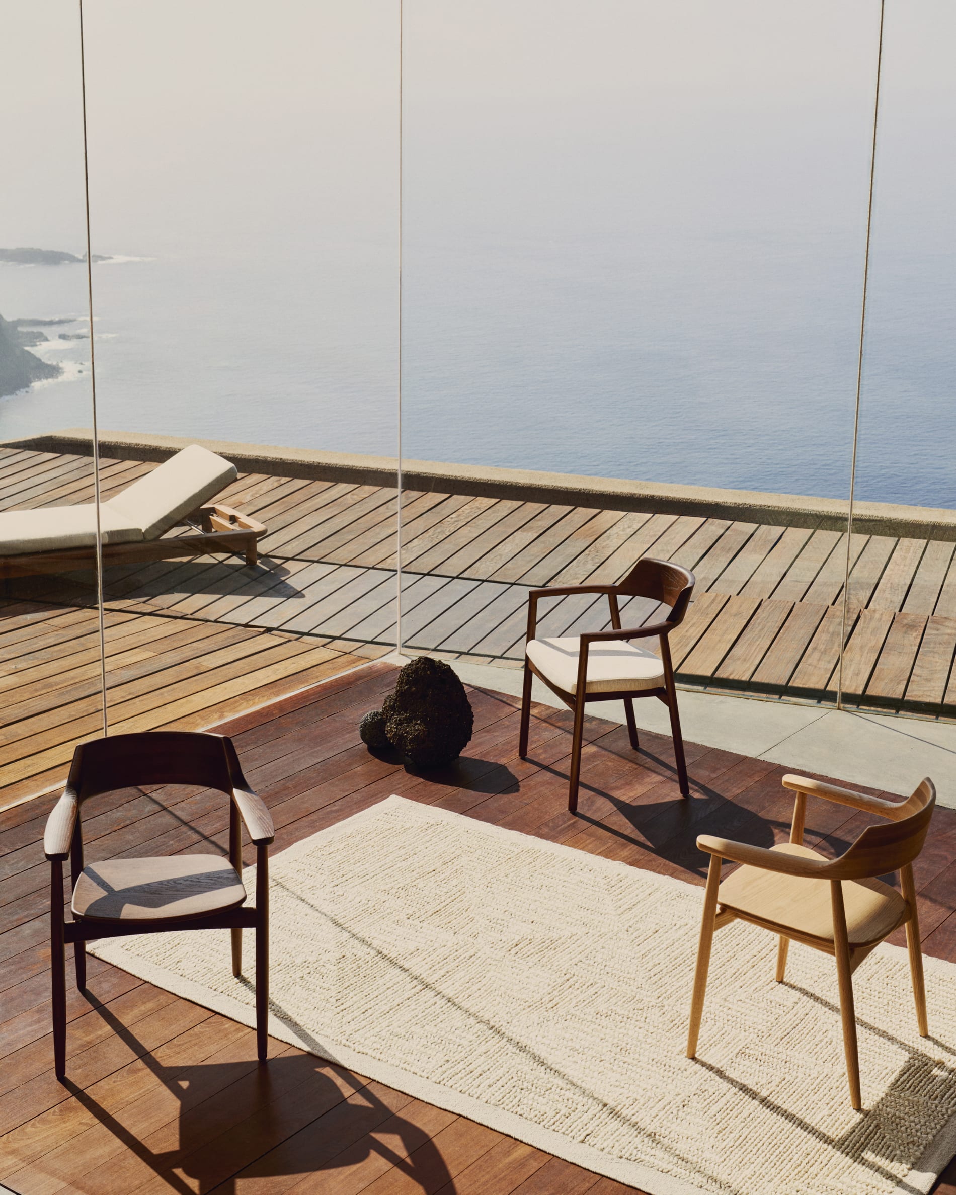 Stilvoller Fondes Stuhl aus FSC-zertifiziertem Eichenholz mit hochwertigem Nussbaum-Finish, perfekt für moderne Wohnräume.