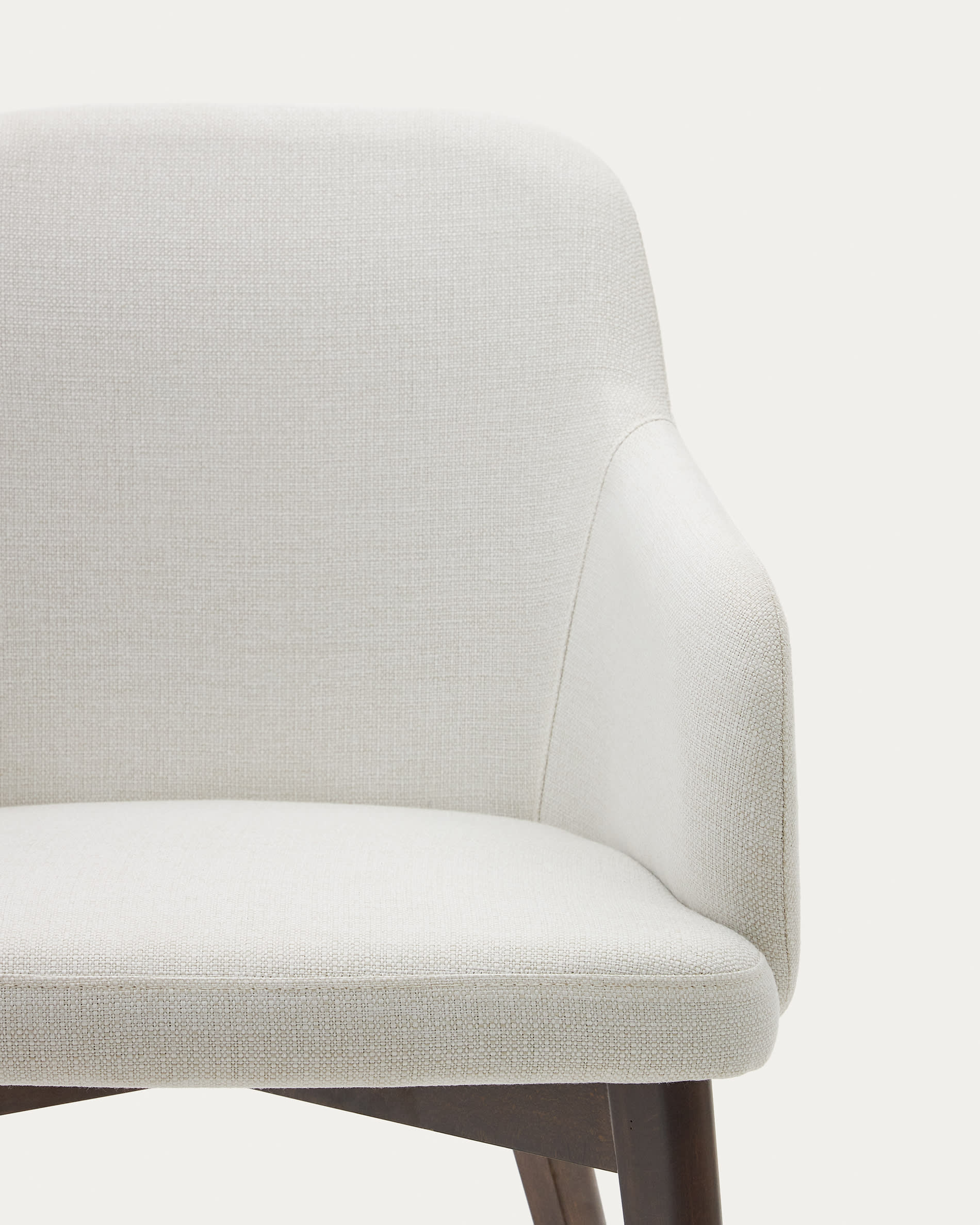 Stilvoller Nelida Stuhl aus beigem Chenille und robustem Buchenholz mit edlem Nussbaum-Finish. Perfekt für nachhaltige Einrichtung und Komfort.