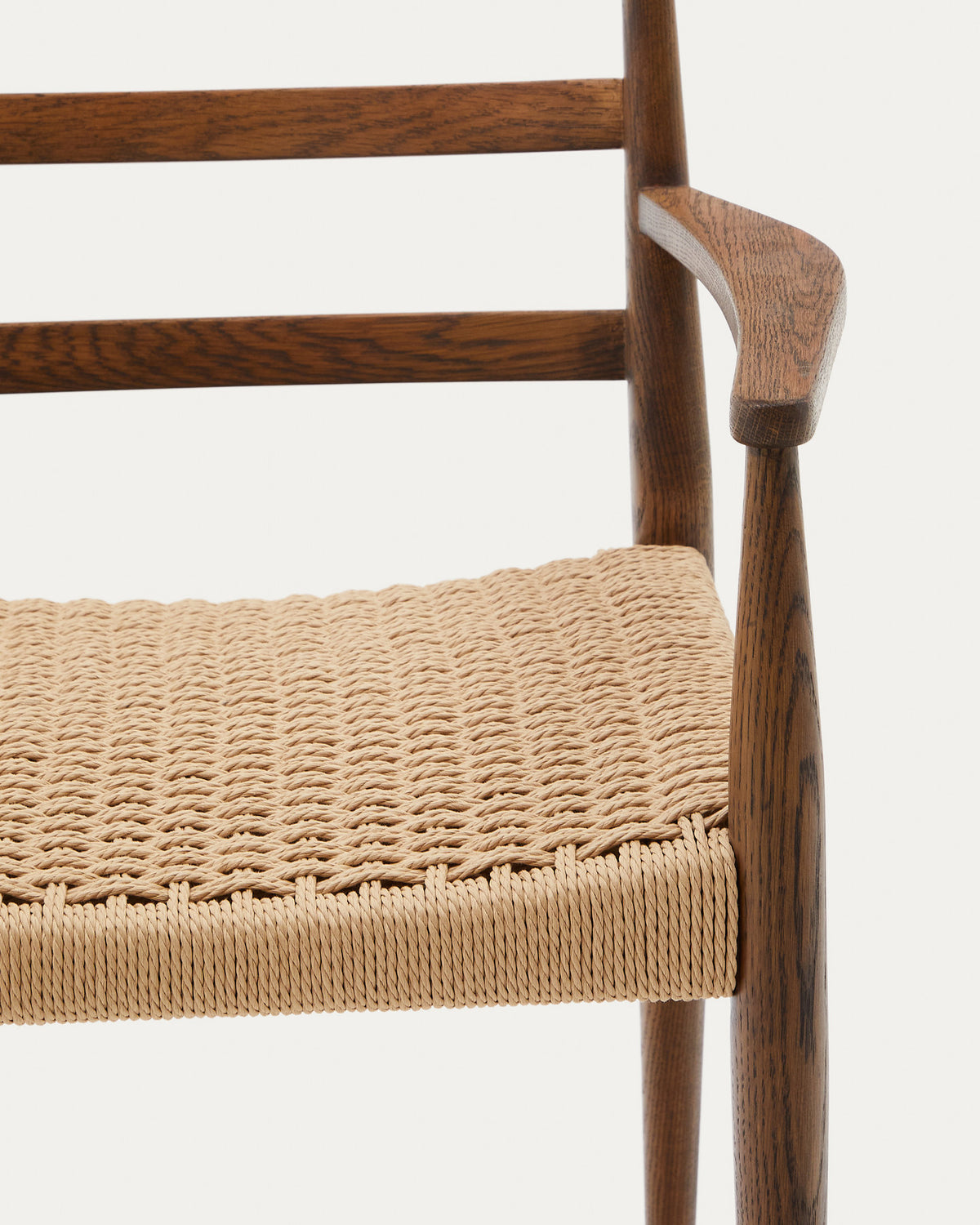 Analy Stuhl mit Armlehnen aus massivem Eichenholz mit Nussbaum-Finish und Seilsitz FSC Mix Credit in Natur, Braun präsentiert im Onlineshop von KAQTU Design AG. Stuhl mit Armlehne ist von Kave Home