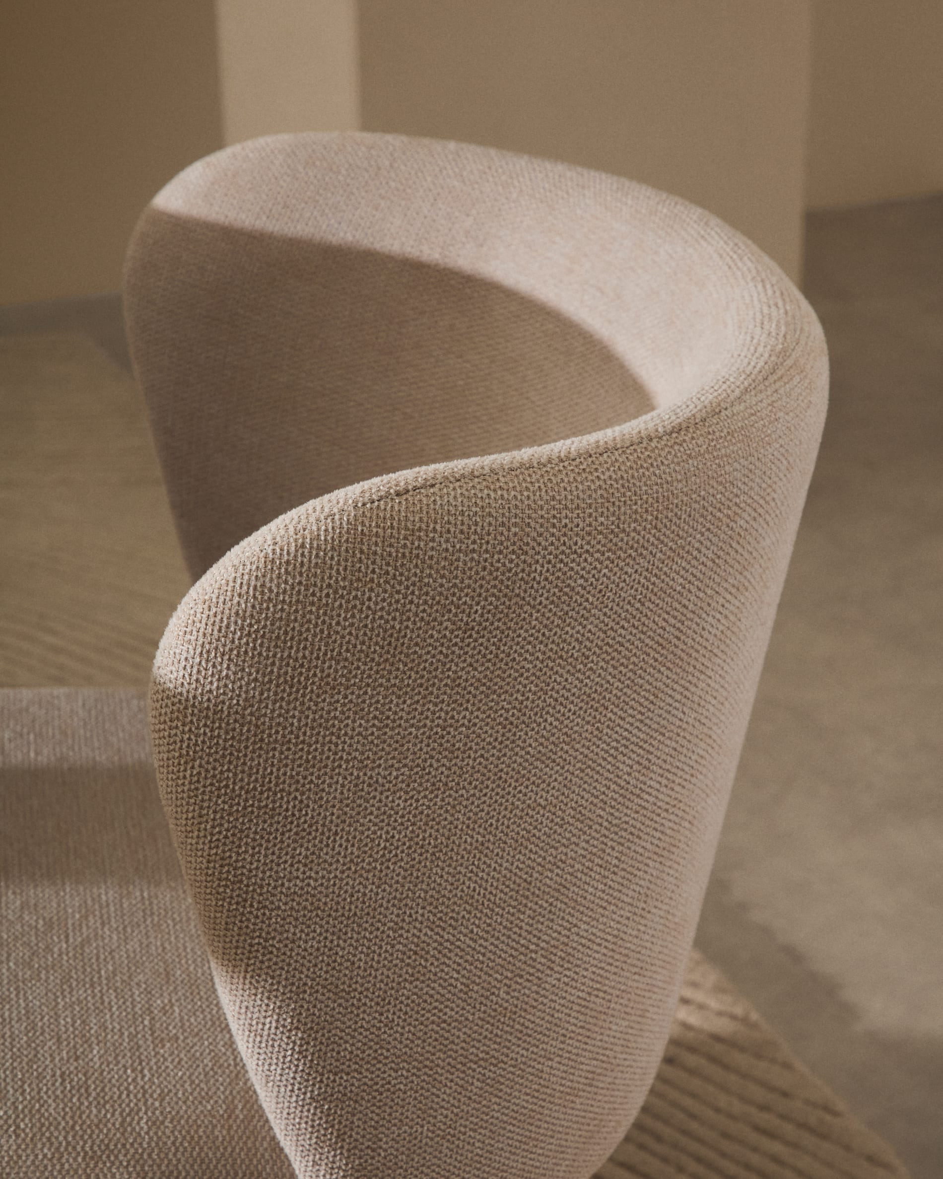 Eleganter Stuhl Ciselia aus beigem Chenille und FSC-zertifiziertem Stahl, ideal für stilvolle und umweltbewusste Einrichtungen.