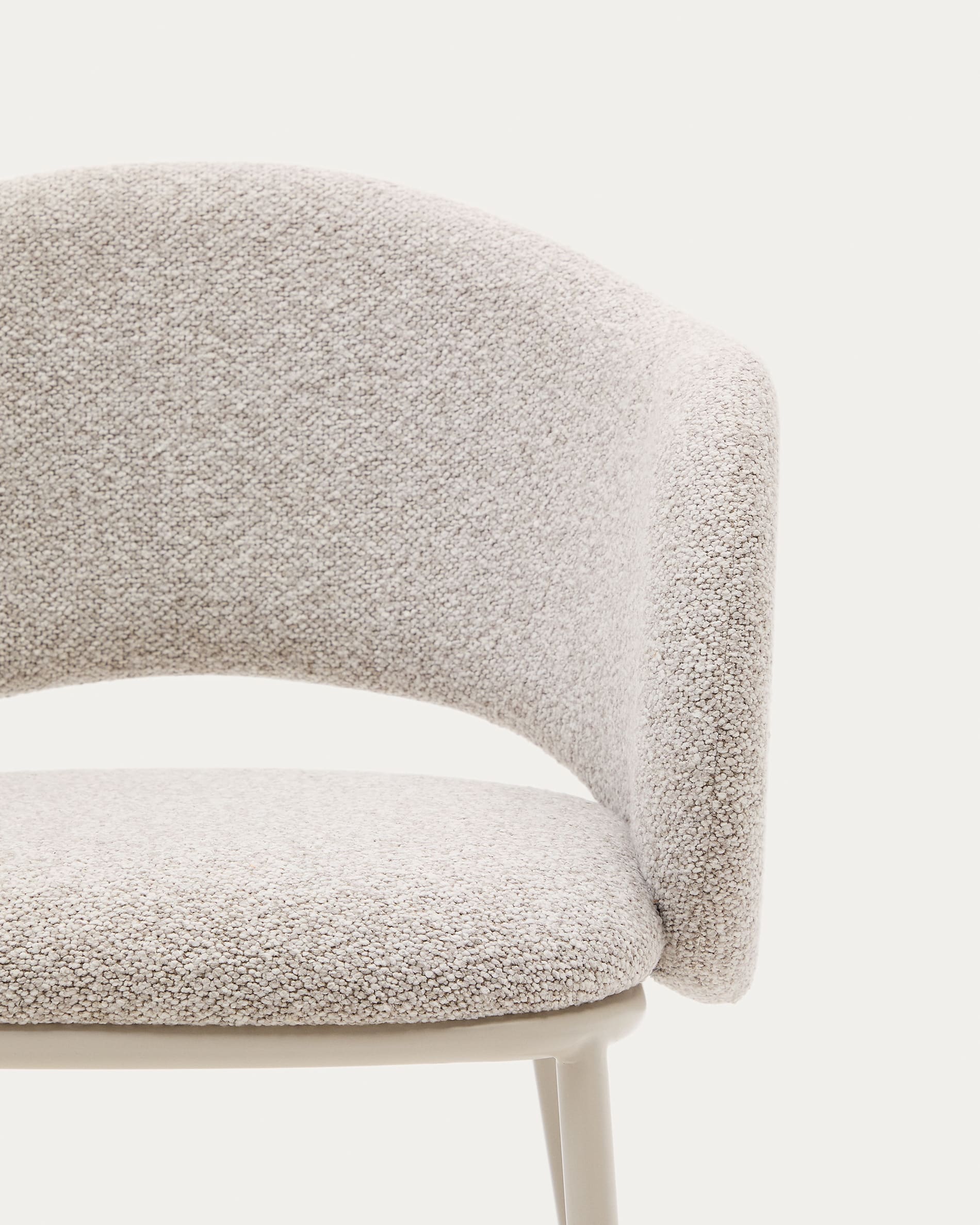 Stuhl Maina: Beiger Chenille-Stuhl mit robusten Stahlbeinen, stilvolles Design, umweltfreundlich und ideal für jedes Zuhause.