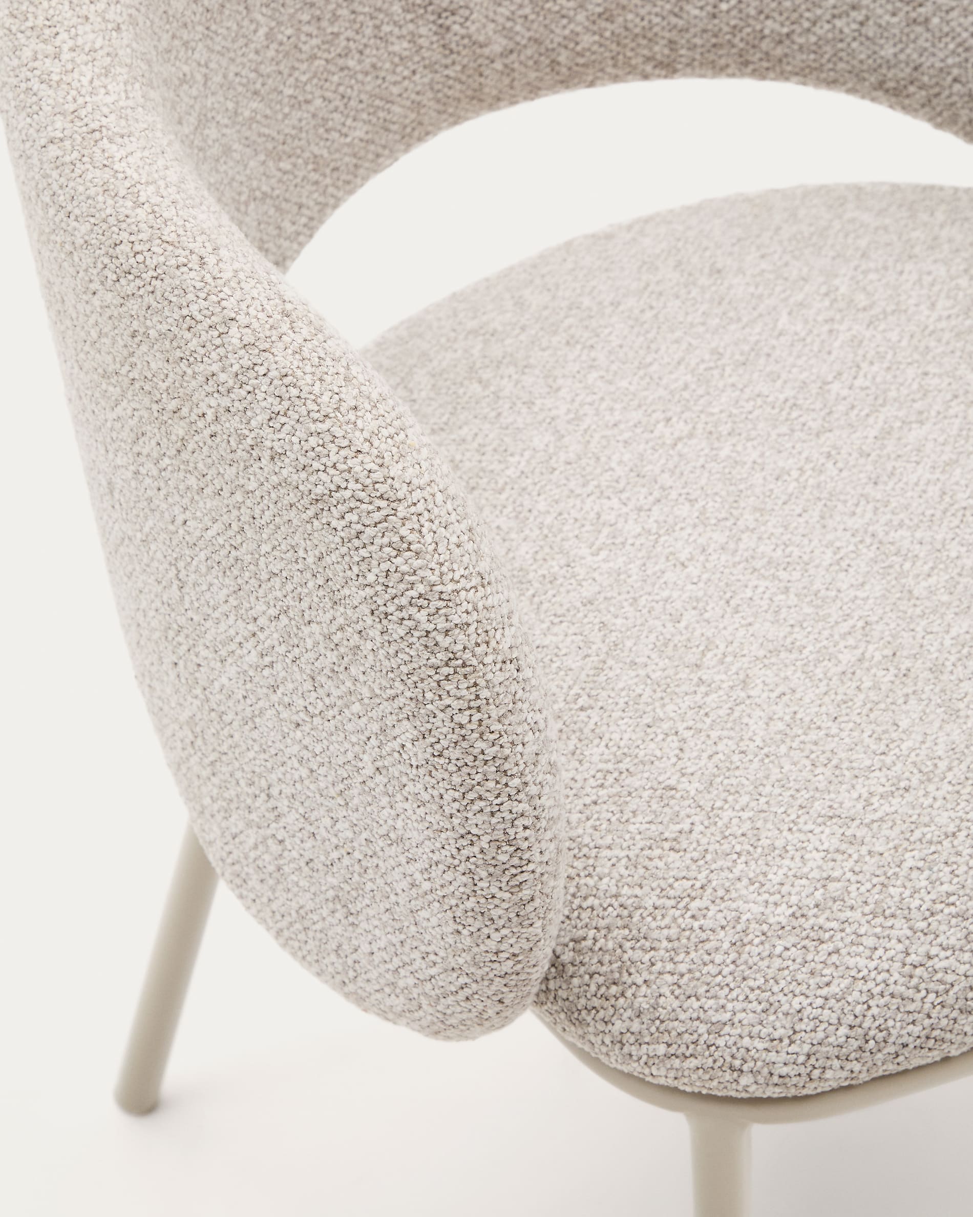 Stuhl Maina: Eleganter beiger Chenille-Stuhl mit stabilen Stahlbeinen, ergonomisch und nachhaltig – perfekt für stilvolle Wohnräume.