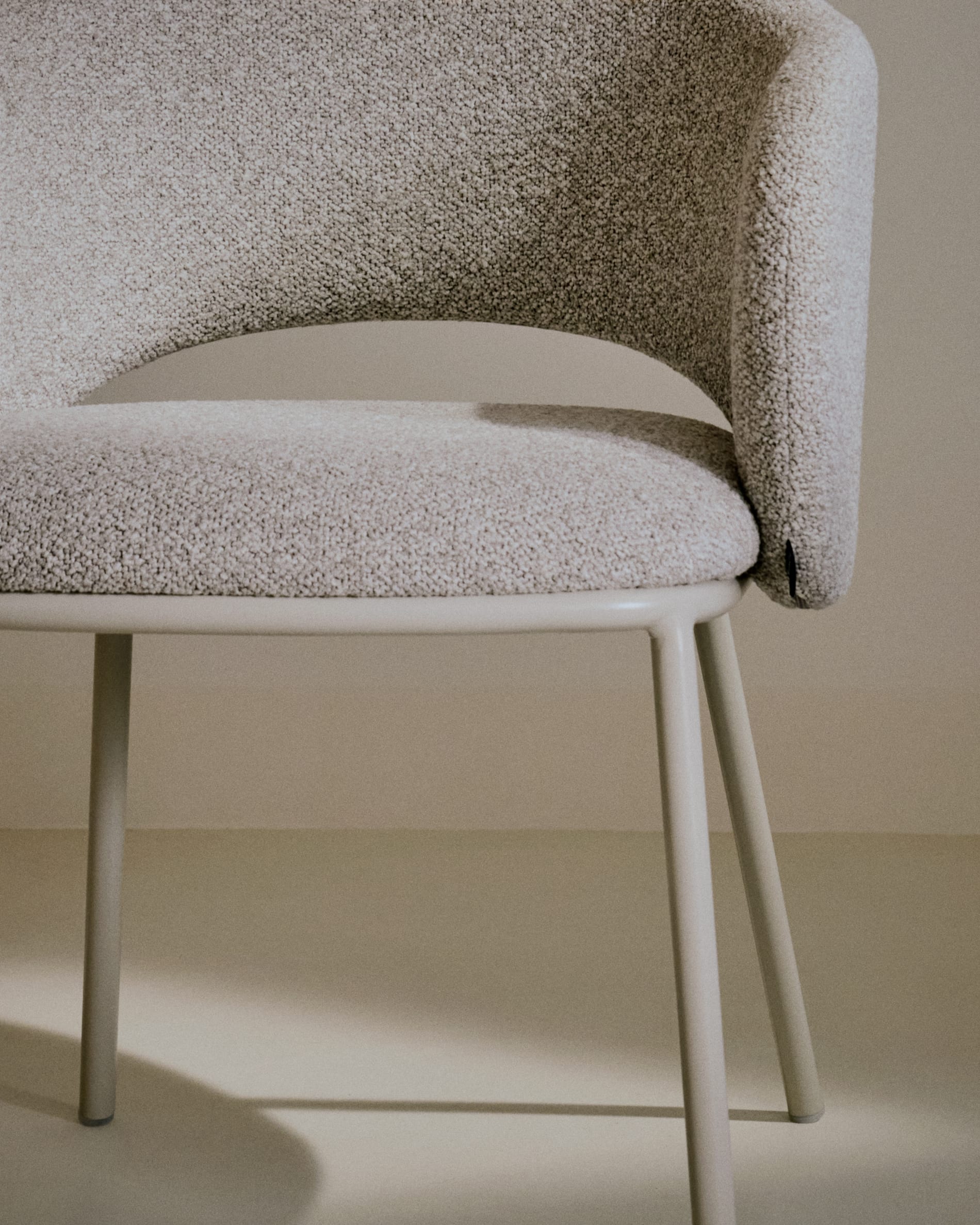 Eleganter Stuhl Maina mit beigem Chenille-Bezug und stabilen Stahlbeinen, FSC-zertifiziert, von Kave Home.