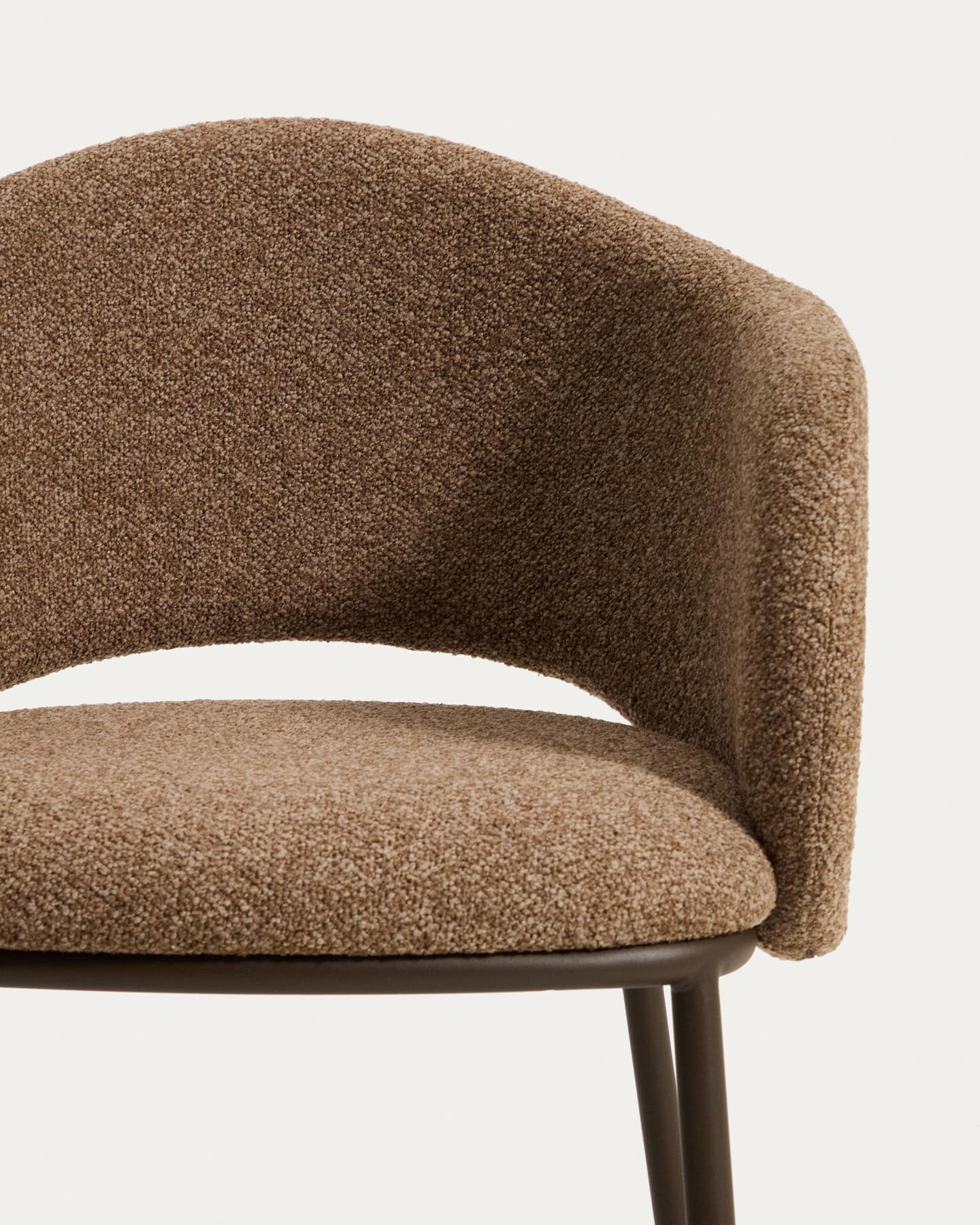 Maina Stuhl aus dicker brauner Chenille und Stahlbeinen mit brauner Beschichtung FSC Mix Credit in Braun präsentiert im Onlineshop von KAQTU Design AG. Stuhl ist von Kave Home