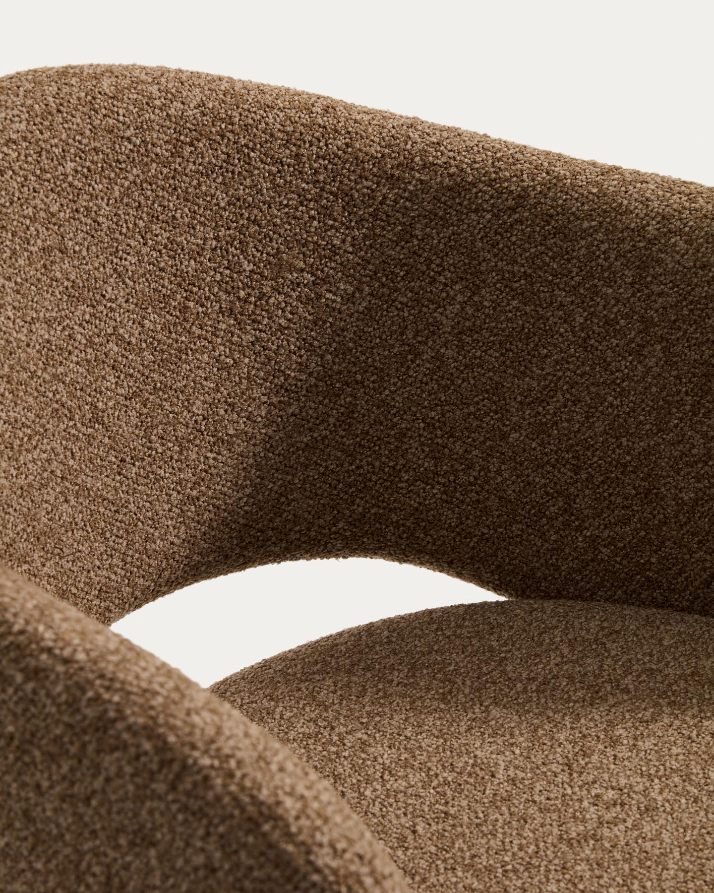 Maina Stuhl aus dicker brauner Chenille und Stahlbeinen mit brauner Beschichtung FSC Mix Credit in Braun präsentiert im Onlineshop von KAQTU Design AG. Stuhl ist von Kave Home