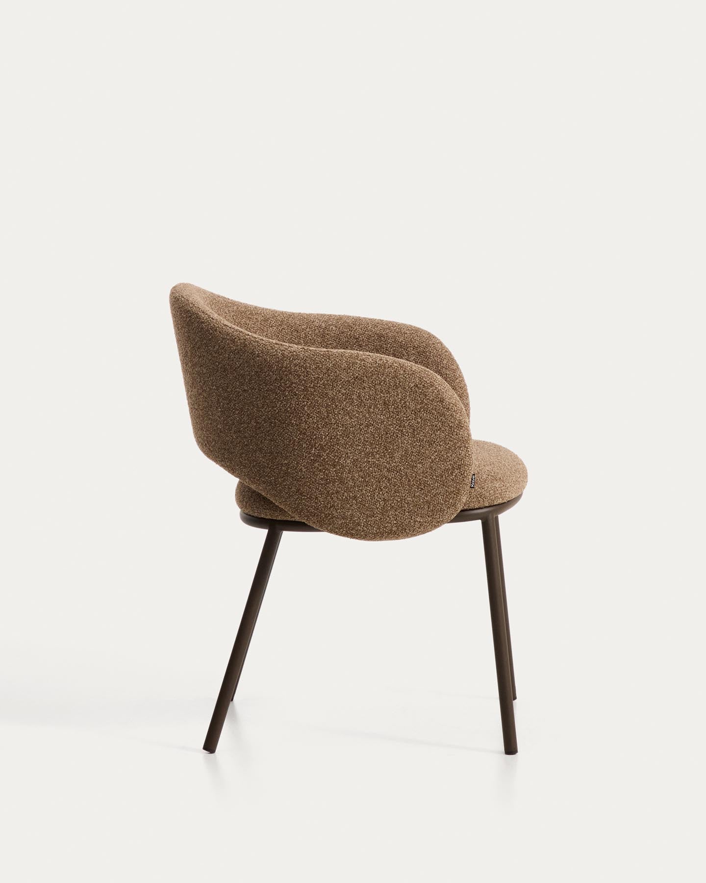 Maina Stuhl aus dicker brauner Chenille und Stahlbeinen mit brauner Beschichtung FSC Mix Credit in Braun präsentiert im Onlineshop von KAQTU Design AG. Stuhl ist von Kave Home